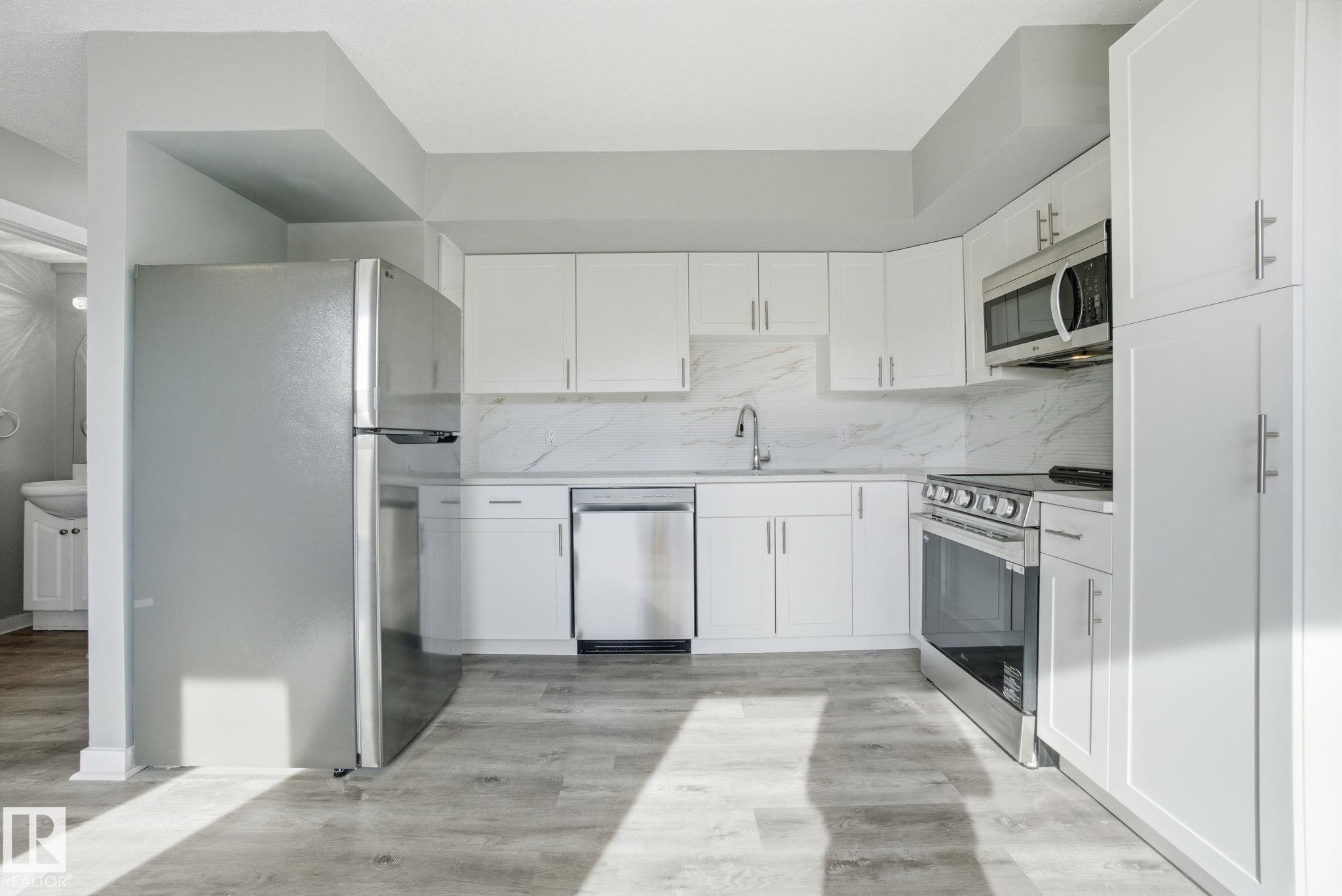 8117 132A Avenue, Edmonton, AB - Indoor Photo Showing Kitchen