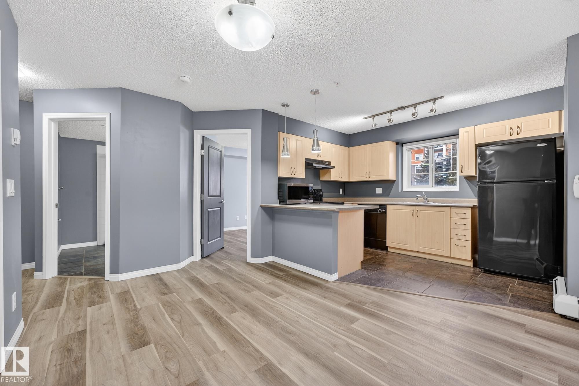 102 11445 Ellerslie Road Sw, Edmonton, AB - Indoor Photo Showing Kitchen