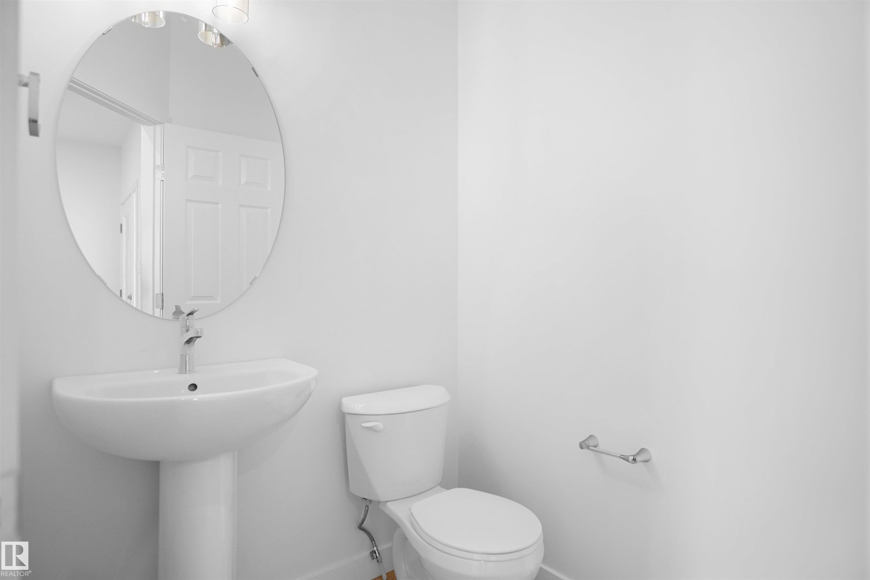 1535 11 Avenue, Edmonton, AB - Indoor Photo Showing Bathroom
