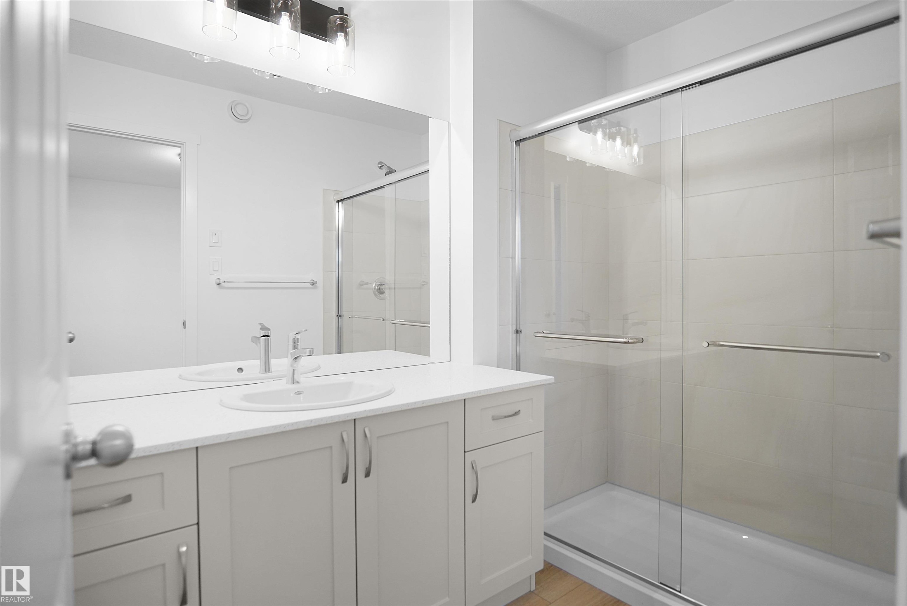 1535 11 Avenue, Edmonton, AB - Indoor Photo Showing Bathroom