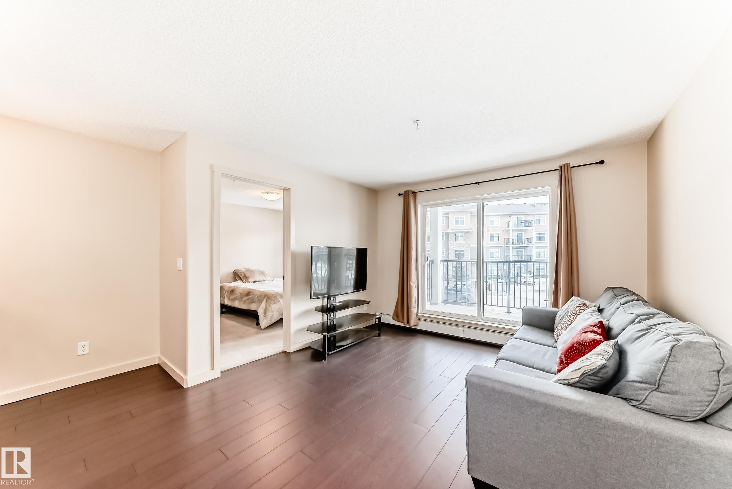 229 6076 Schonsee Way, Edmonton, AB - Indoor Photo Showing Living Room