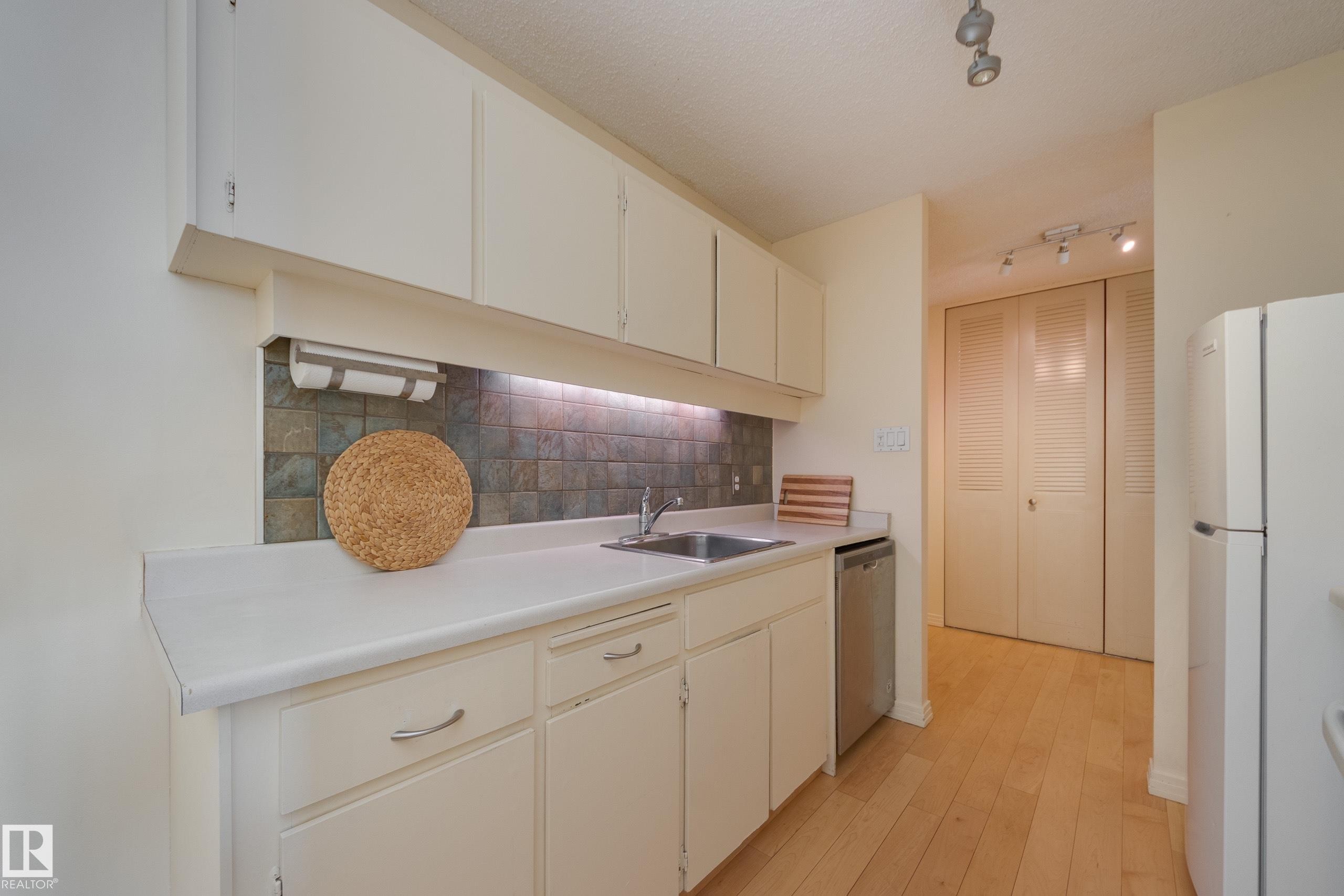 306 12121 Jasper Avenue, Edmonton, AB - Indoor Photo Showing Kitchen