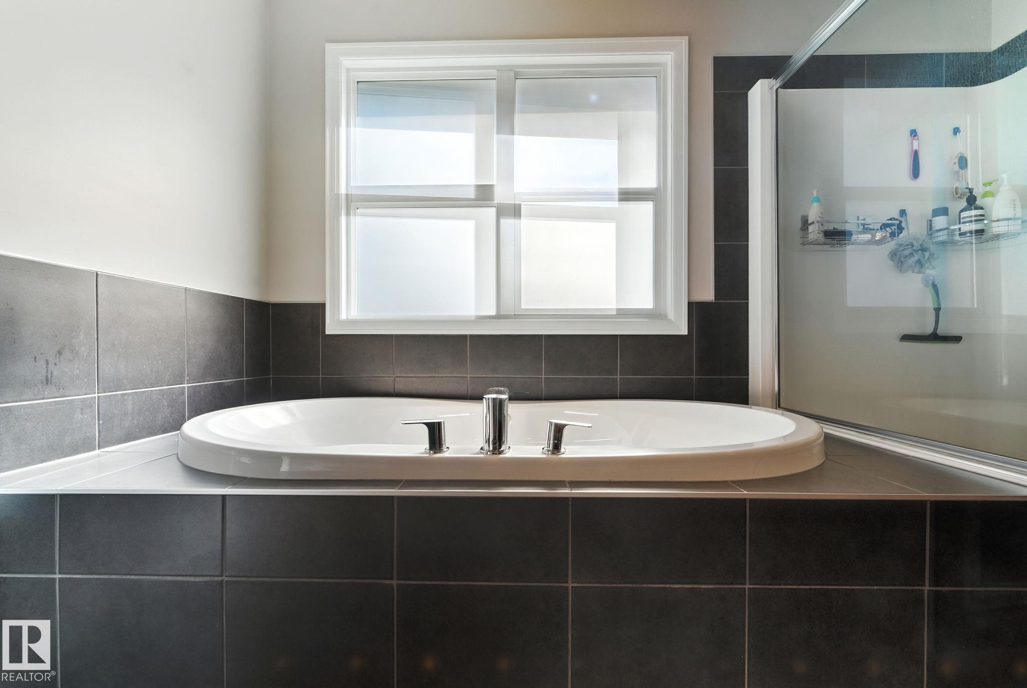 Edmonton, AB - Indoor Photo Showing Bathroom