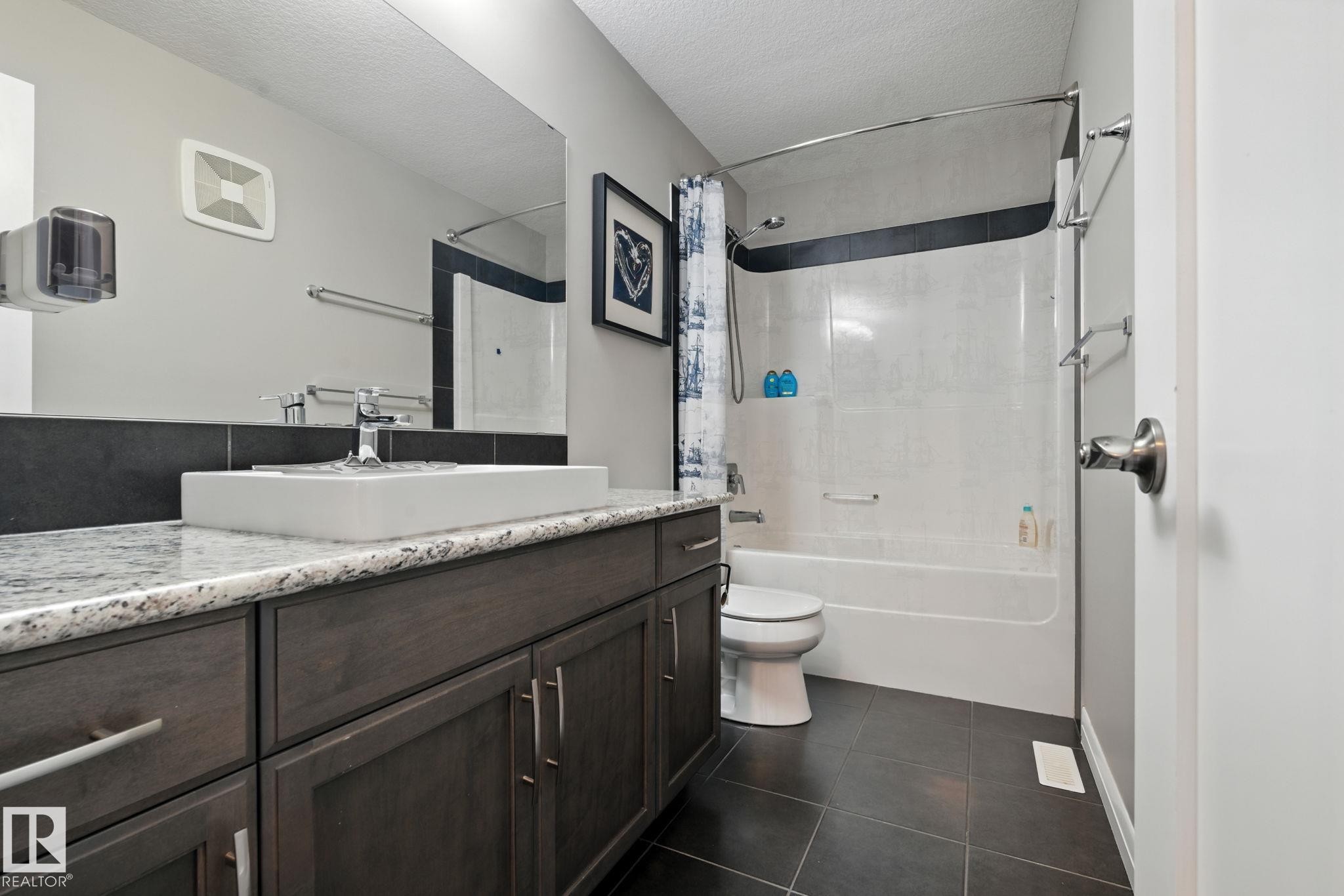 Edmonton, AB - Indoor Photo Showing Bathroom