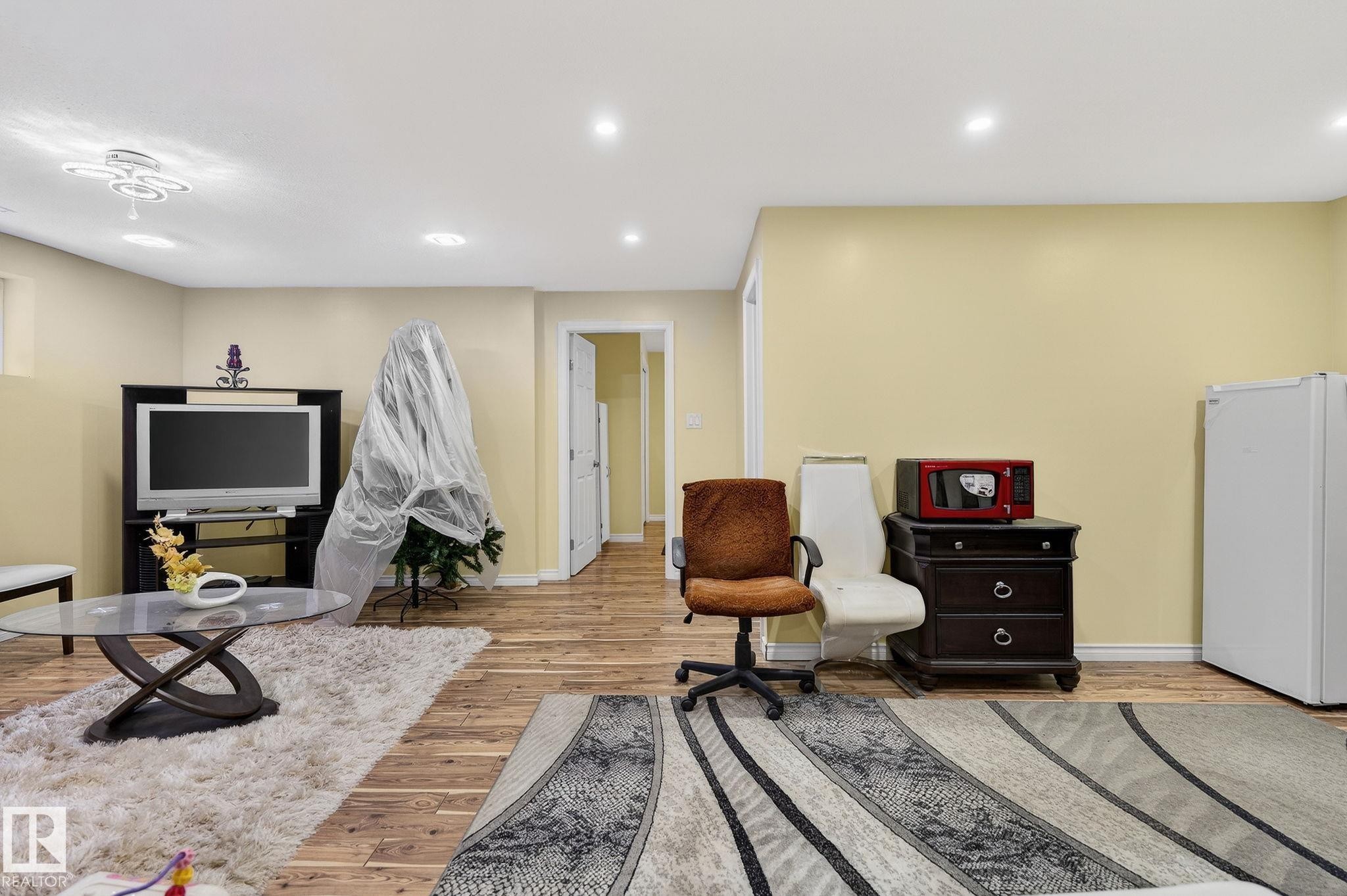 Living area with light wood finished floors and recessed lighting - 21867 80 Avenue, Edmonton, AB - Indoor