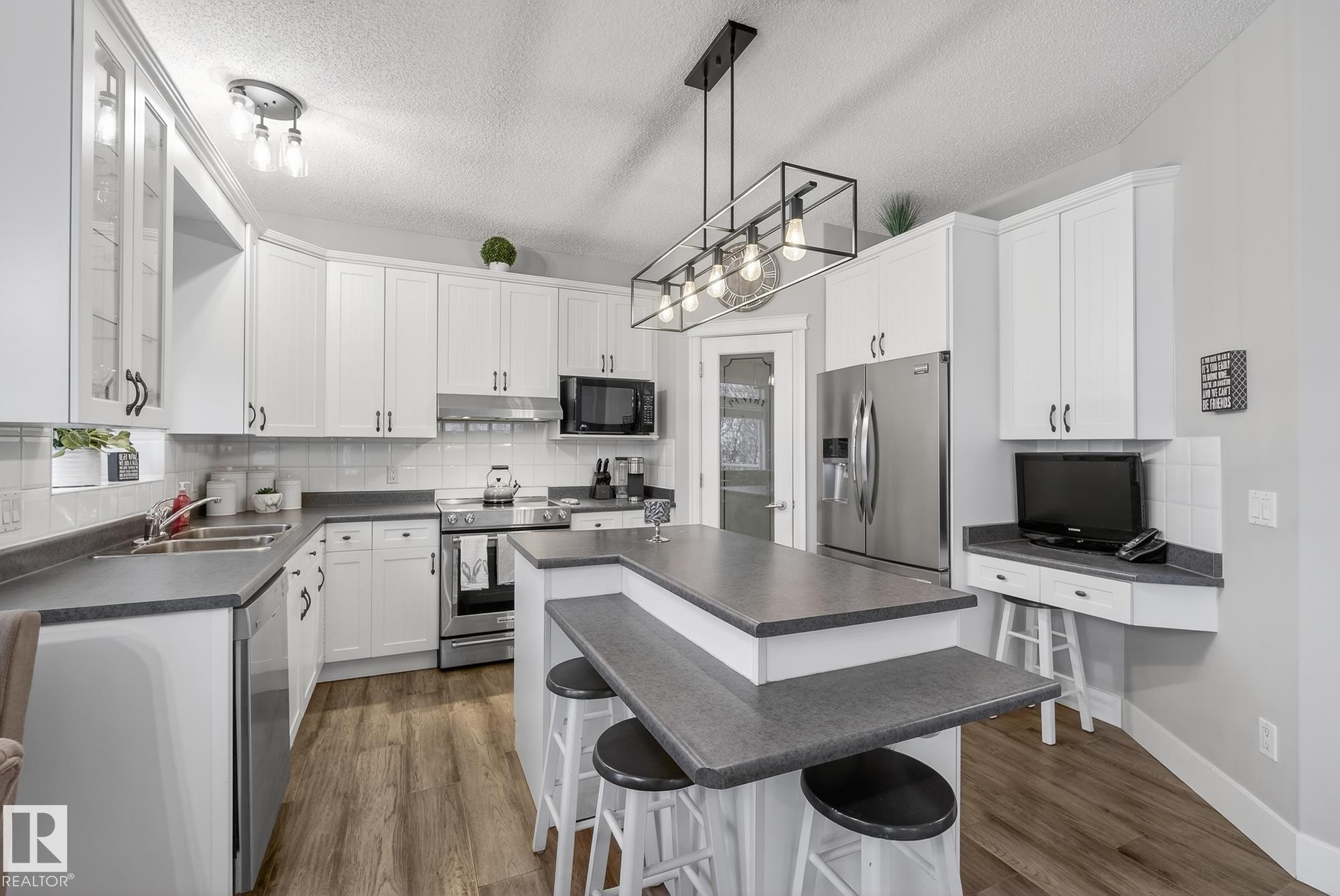 121 Galland Crescent, Edmonton, AB - Indoor Photo Showing Kitchen With Double Sink