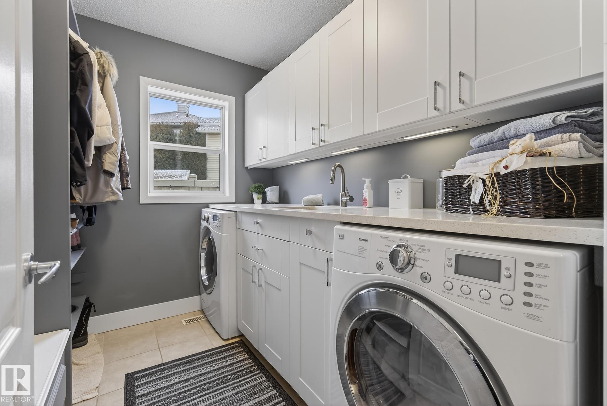 121 Galland Crescent, Edmonton, AB - Indoor Photo Showing Laundry Room