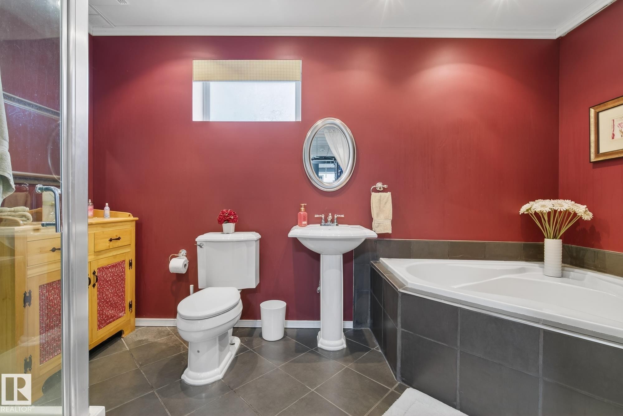 121 Galland Crescent, Edmonton, AB - Indoor Photo Showing Bathroom
