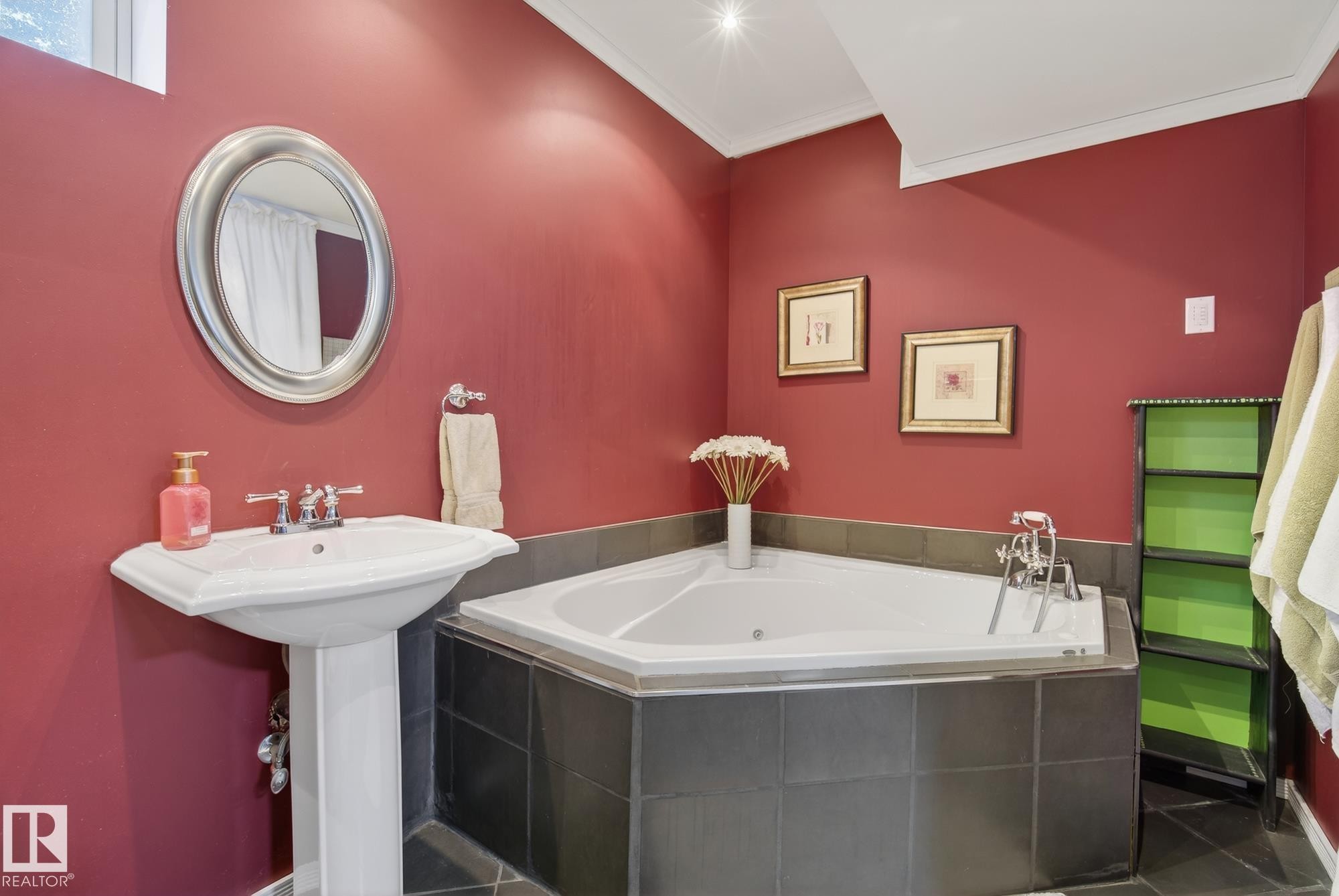 121 Galland Crescent, Edmonton, AB - Indoor Photo Showing Bathroom