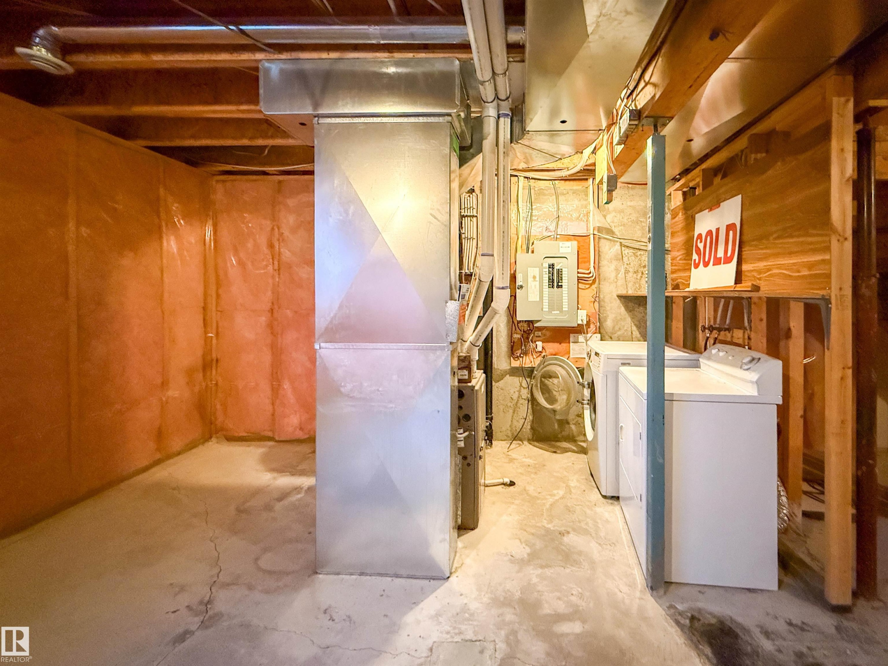 Edmonton, AB - Indoor Photo Showing Laundry Room