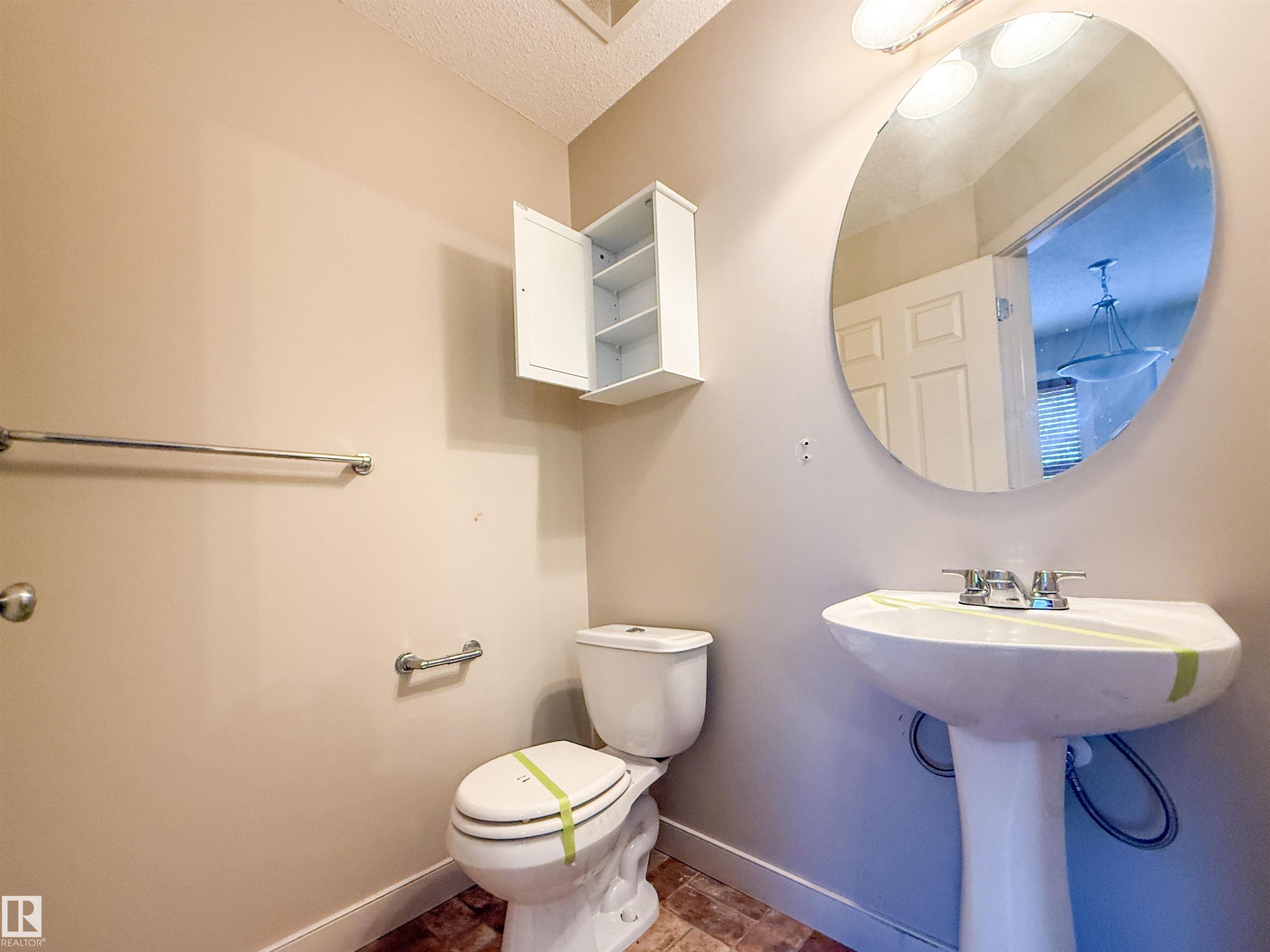 Edmonton, AB - Indoor Photo Showing Bathroom