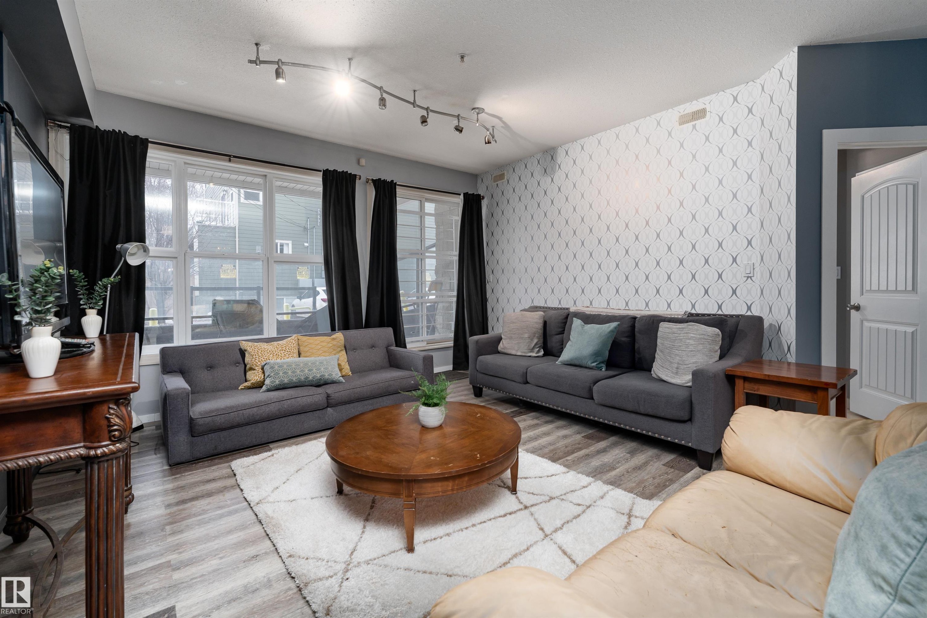 108 8619 111 Street, Edmonton, AB - Indoor Photo Showing Living Room