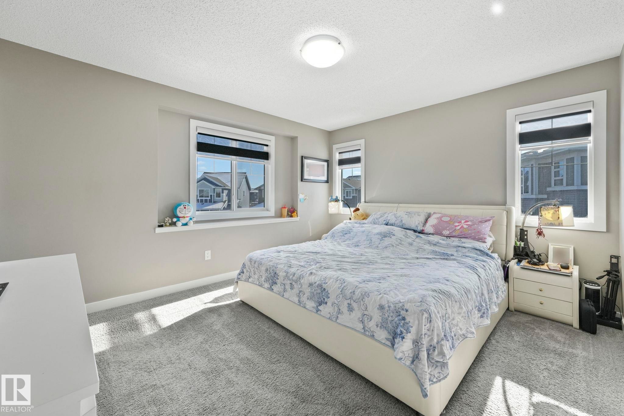 Bedroom featuring carpet and a textured ceiling - 2428 Wonnacott Crest, Edmonton, AB - Indoor Photo Showing Bedroom