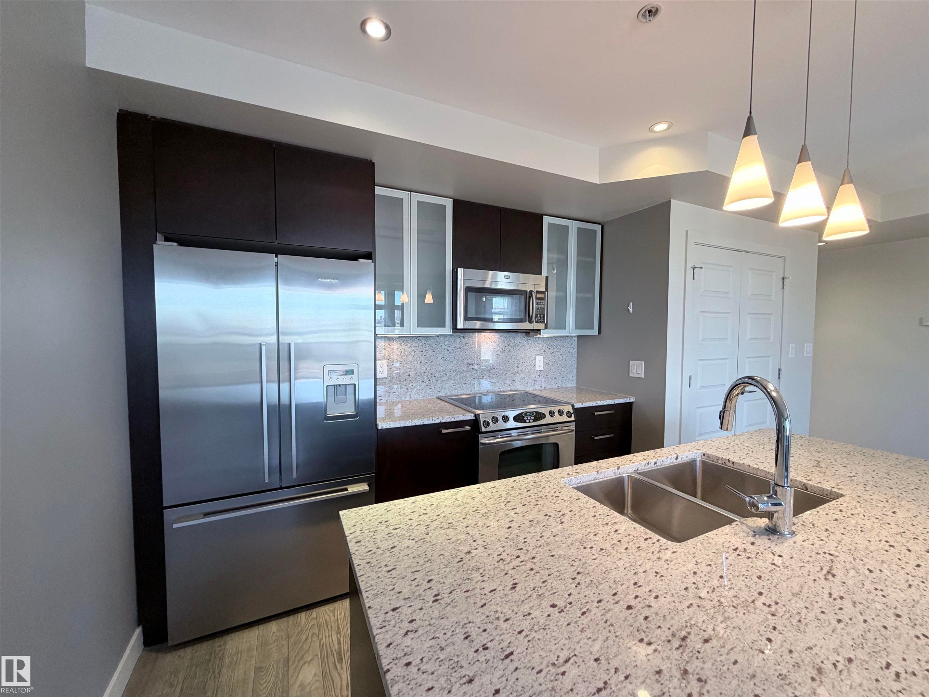 #501 10388 105 St Nw, Edmonton, AB - Indoor Photo Showing Kitchen With Stainless Steel Kitchen With Double Sink With Upgraded Kitchen