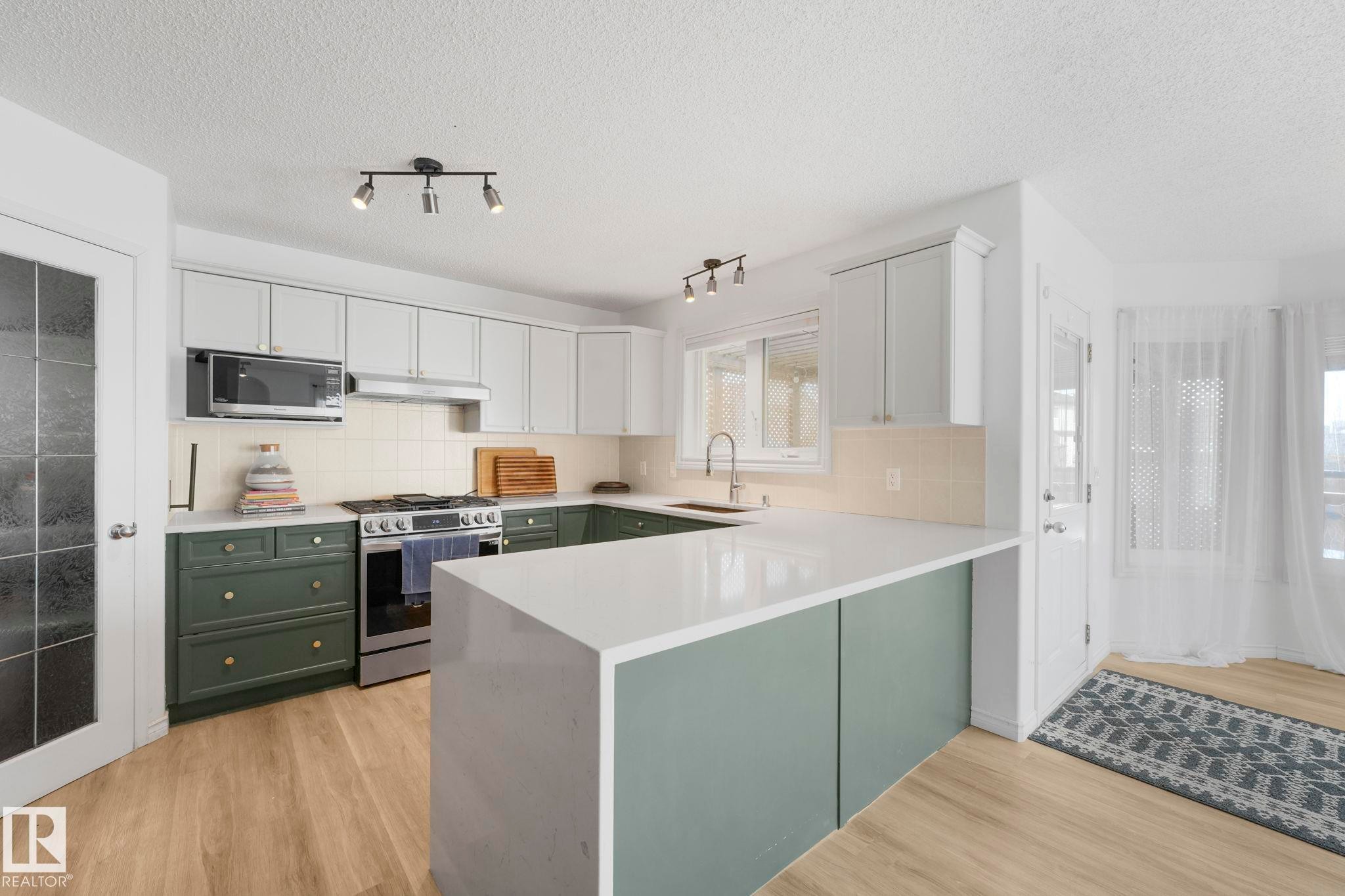 12 Rue Bouchard, Beaumont, AB - Indoor Photo Showing Kitchen With Upgraded Kitchen