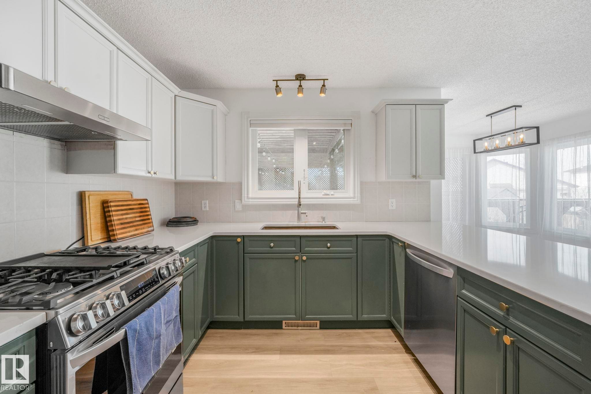 12 Rue Bouchard, Beaumont, AB - Indoor Photo Showing Kitchen