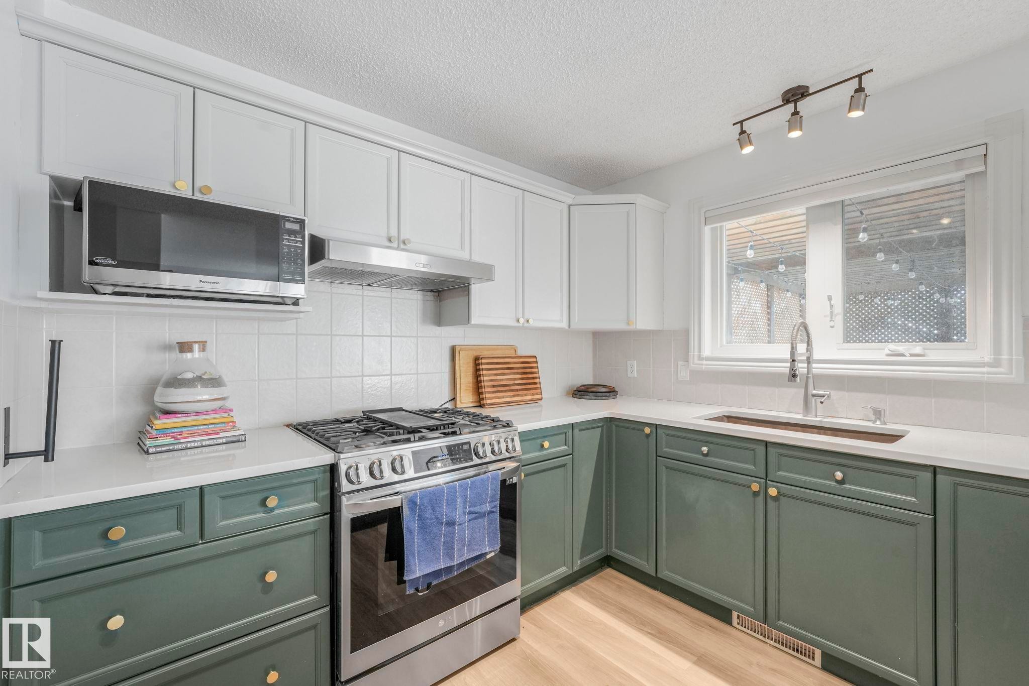 12 Rue Bouchard, Beaumont, AB - Indoor Photo Showing Kitchen