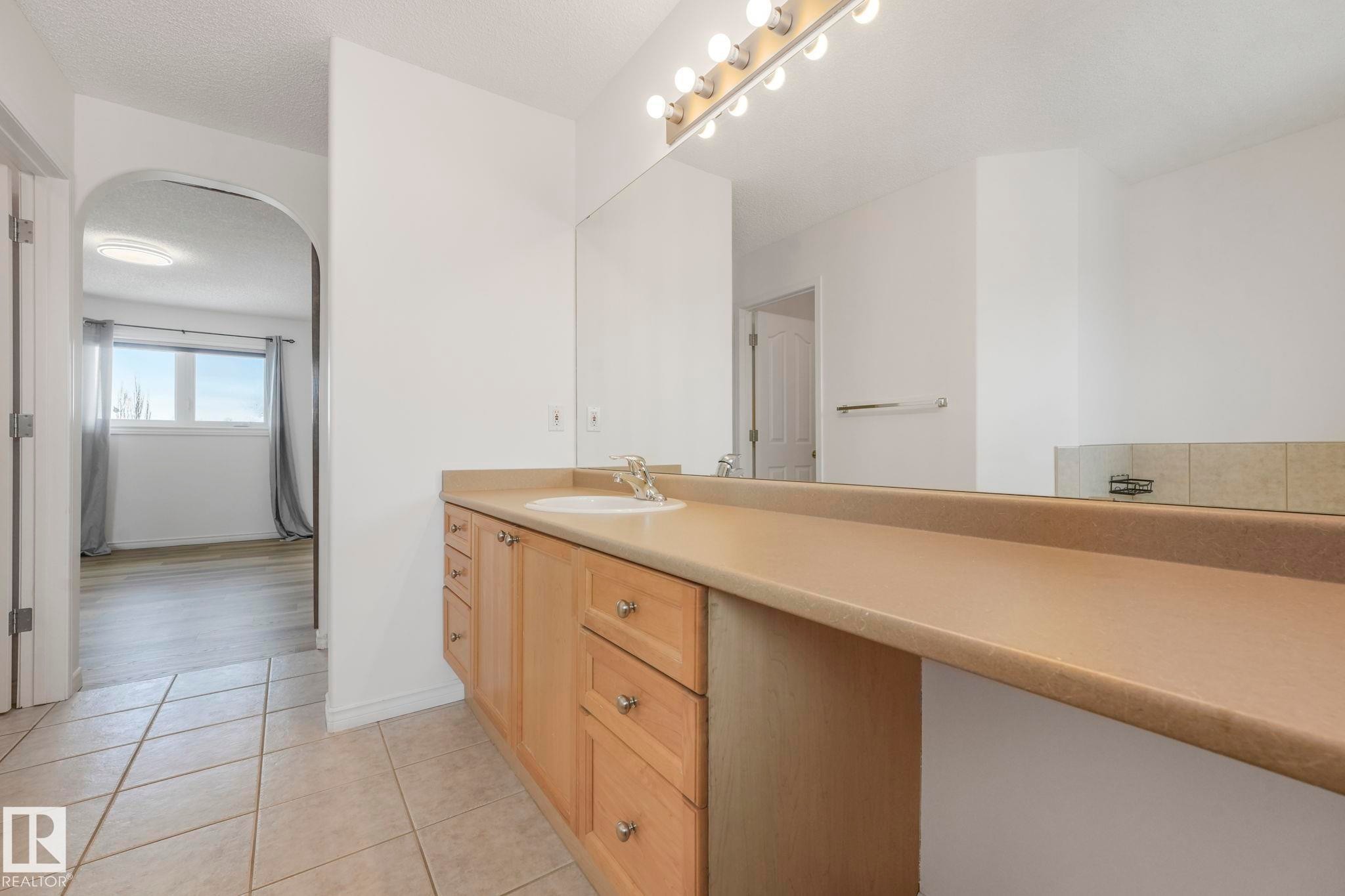 12 Rue Bouchard, Beaumont, AB - Indoor Photo Showing Bathroom