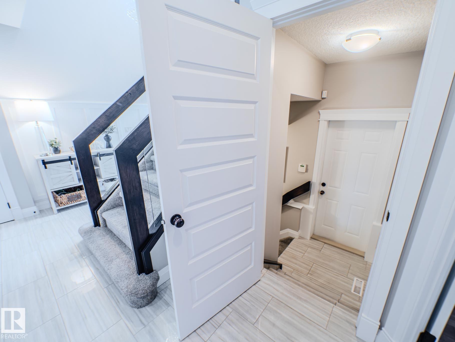 2611 Blue Jay Close, Edmonton, AB - Indoor Photo Showing Other Room