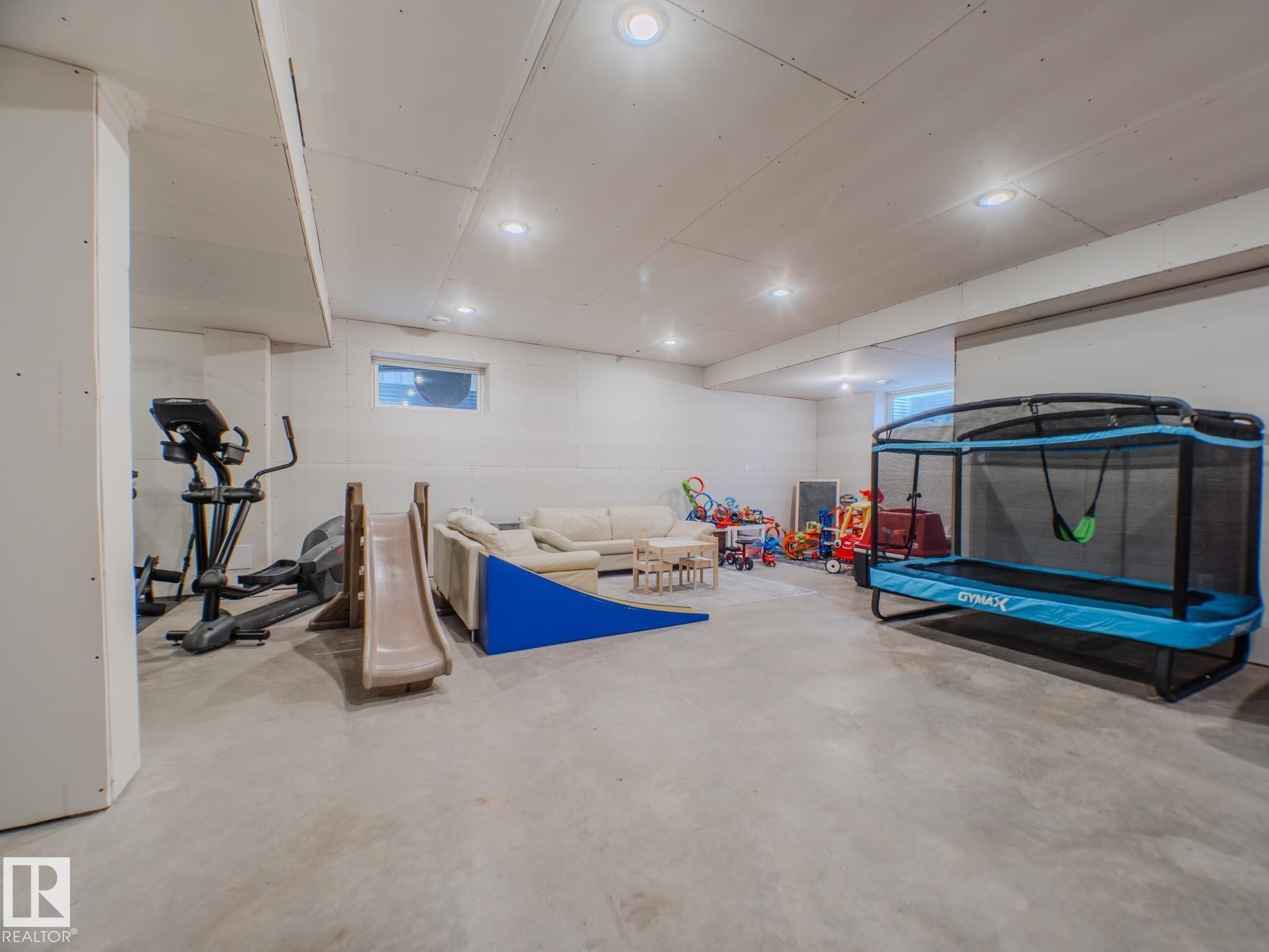 2611 Blue Jay Close, Edmonton, AB - Indoor Photo Showing Other Room