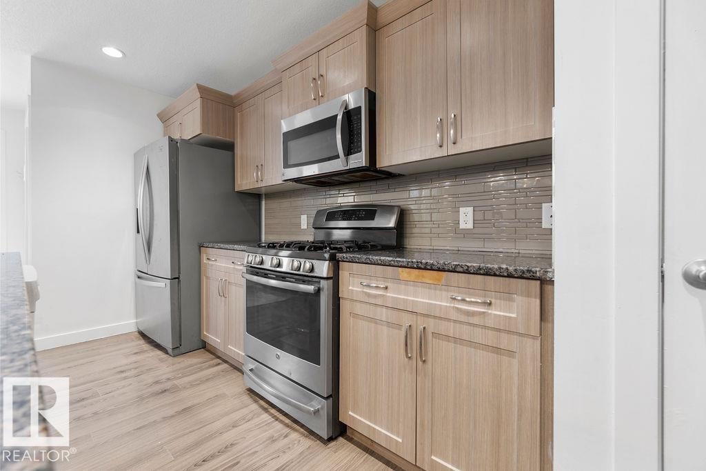 221 Cy Becker Blvd, Edmonton, AB - Indoor Photo Showing Kitchen