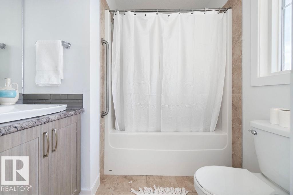 221 Cy Becker Blvd, Edmonton, AB - Indoor Photo Showing Bathroom