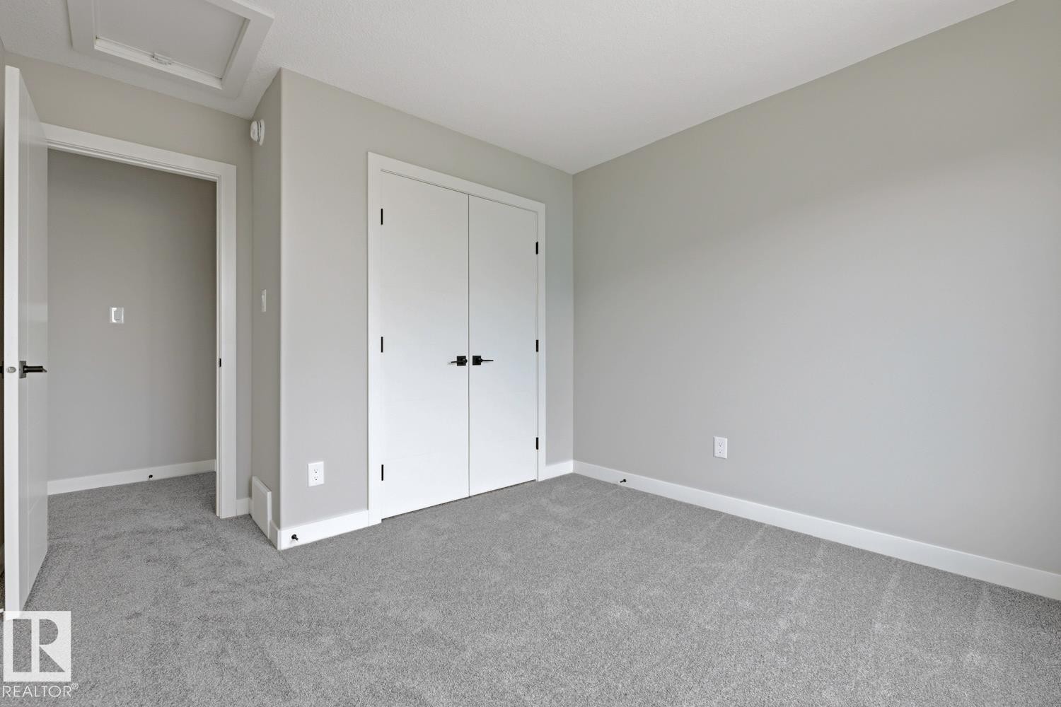 Neutral-toned room featuring grey carpeting and light grey walls - 30 Chartres Close Nw, St. Albert, AB