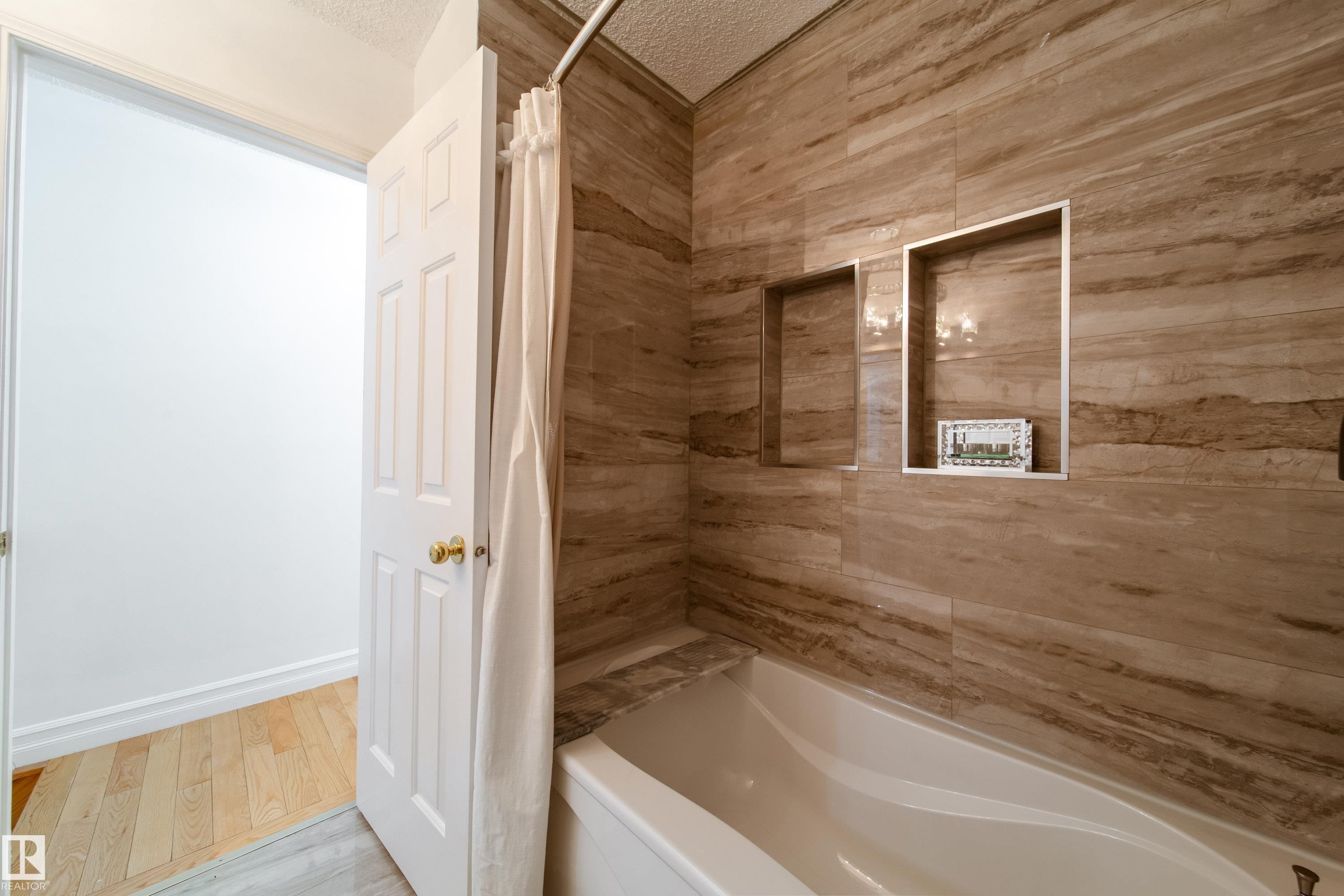 18007 57 Avenue, Edmonton, AB - Indoor Photo Showing Bathroom
