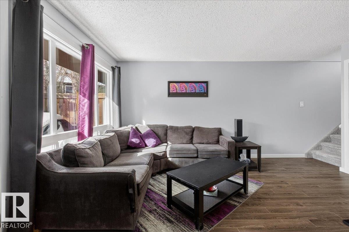 474 Abbottsfield Road, Edmonton, AB - Indoor Photo Showing Living Room