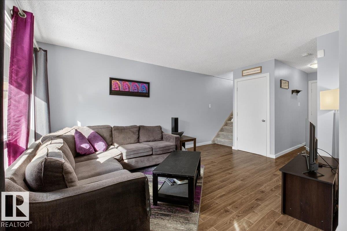 474 Abbottsfield Road, Edmonton, AB - Indoor Photo Showing Living Room