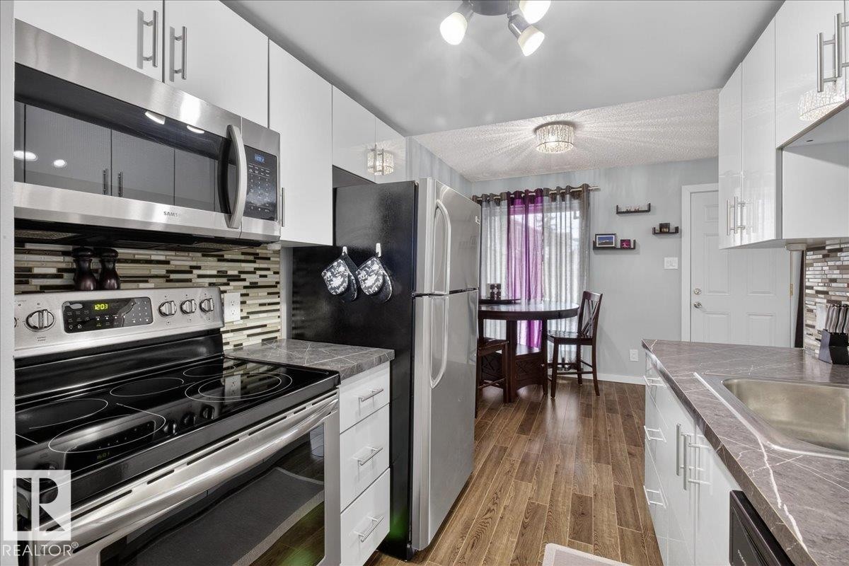 474 Abbottsfield Road, Edmonton, AB - Indoor Photo Showing Kitchen