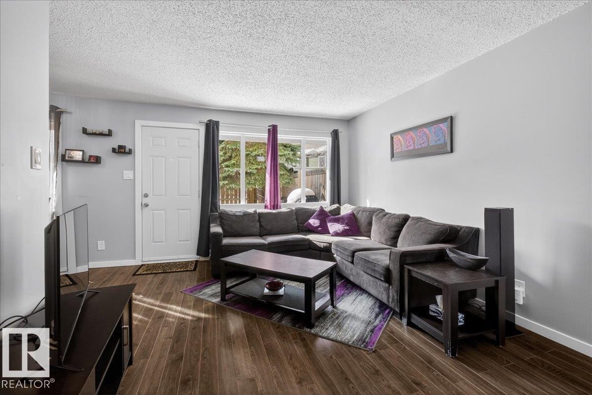 474 Abbottsfield Road, Edmonton, AB - Indoor Photo Showing Living Room