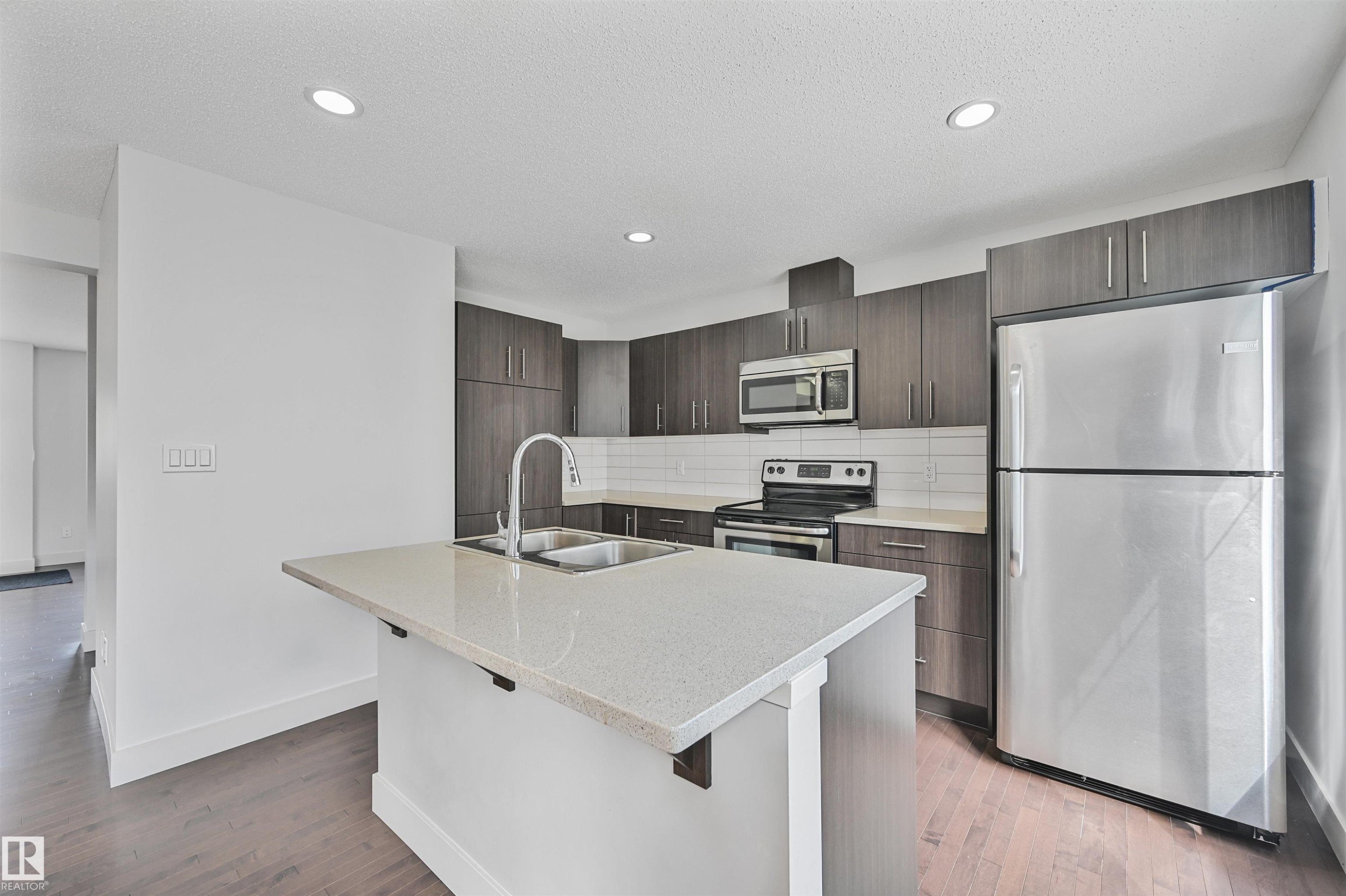 35 2922 Maple Way, Edmonton, AB - Indoor Photo Showing Kitchen With Stainless Steel Kitchen With Double Sink With Upgraded Kitchen