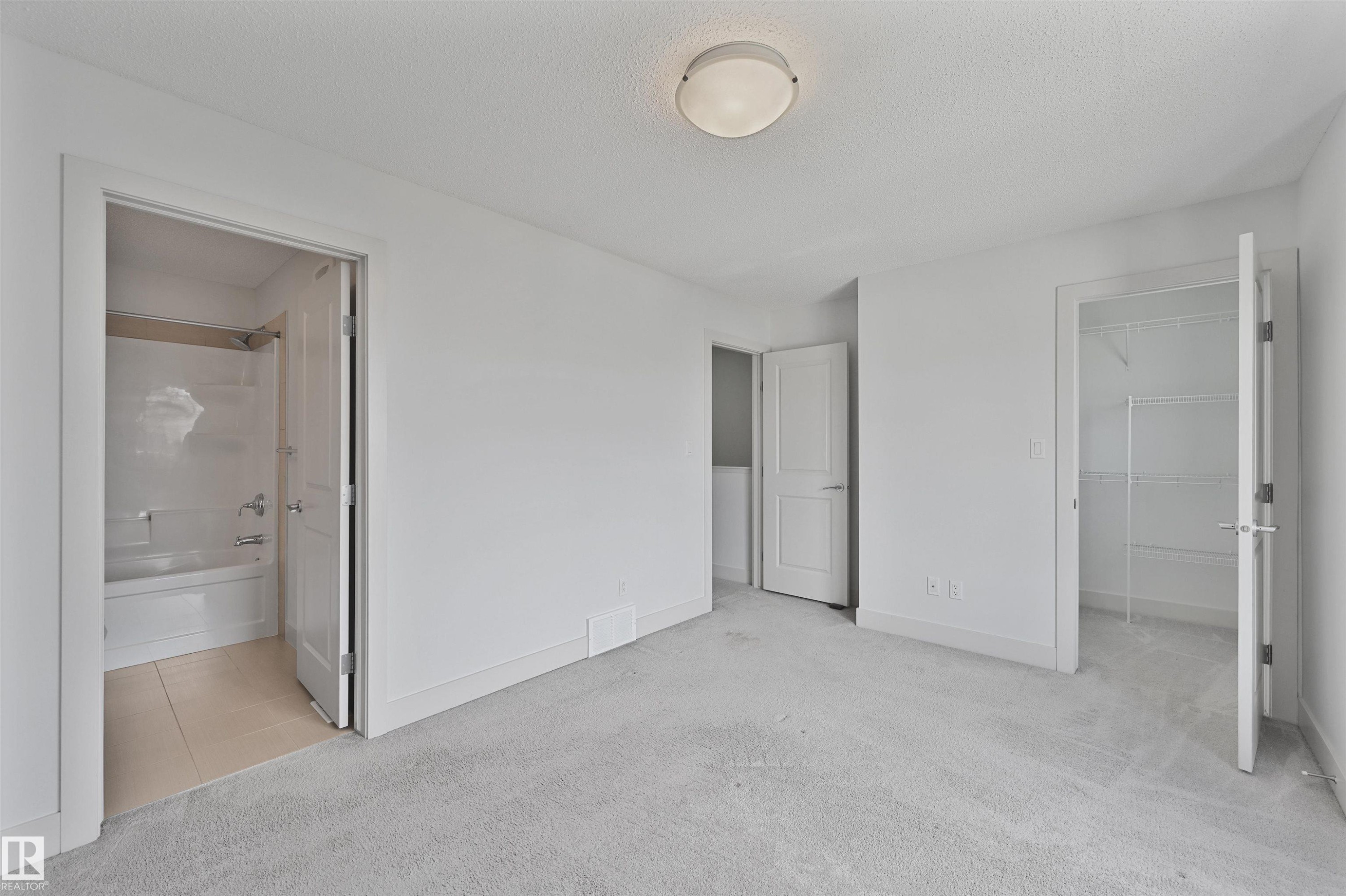 35 2922 Maple Way, Edmonton, AB - Indoor Photo Showing Other Room