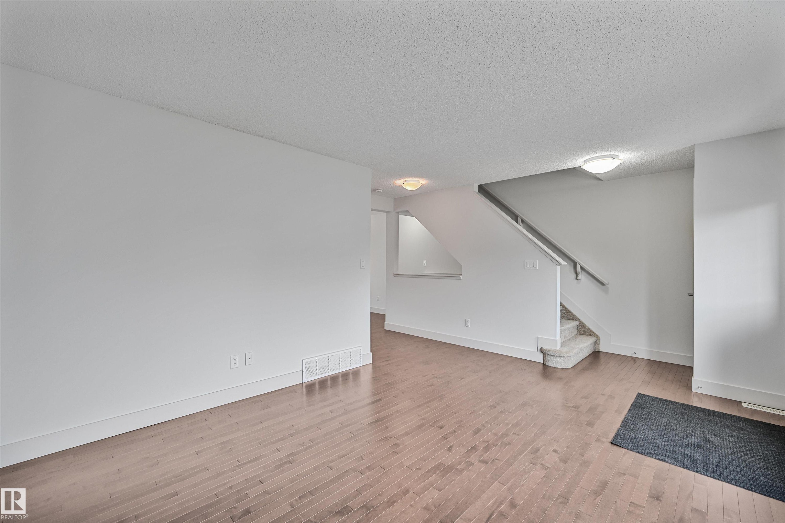 35 2922 Maple Way, Edmonton, AB - Indoor Photo Showing Other Room
