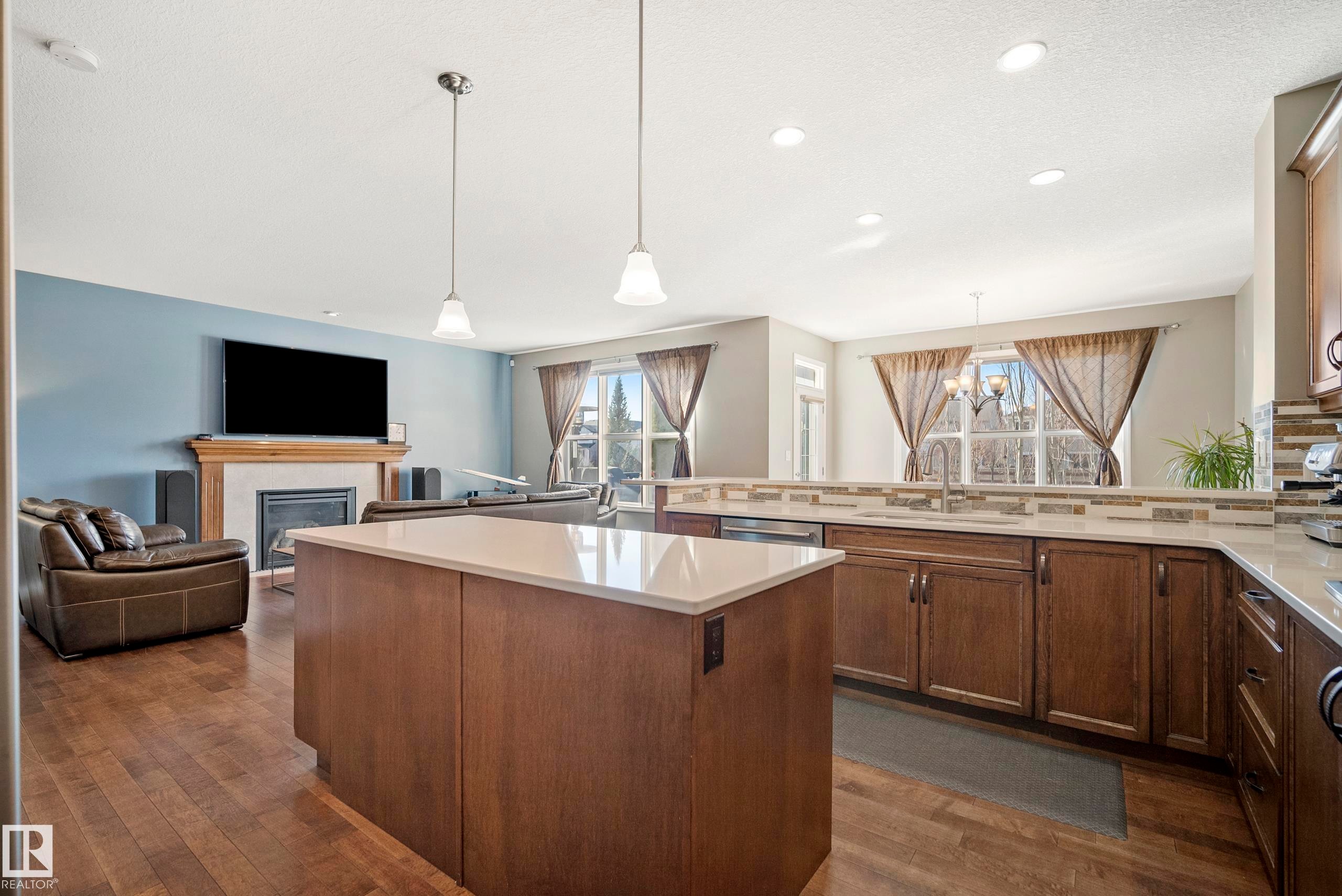 3689 Atkinson Loop, Edmonton, AB - Indoor Photo Showing Kitchen With Upgraded Kitchen