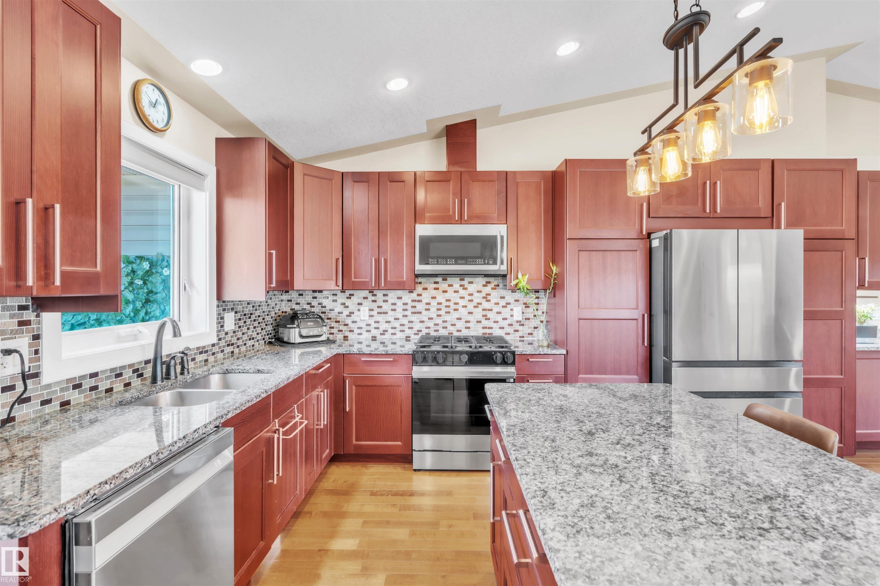 702 Pheasant Close, Cold Lake, AB - Indoor Photo Showing Kitchen With Double Sink With Upgraded Kitchen