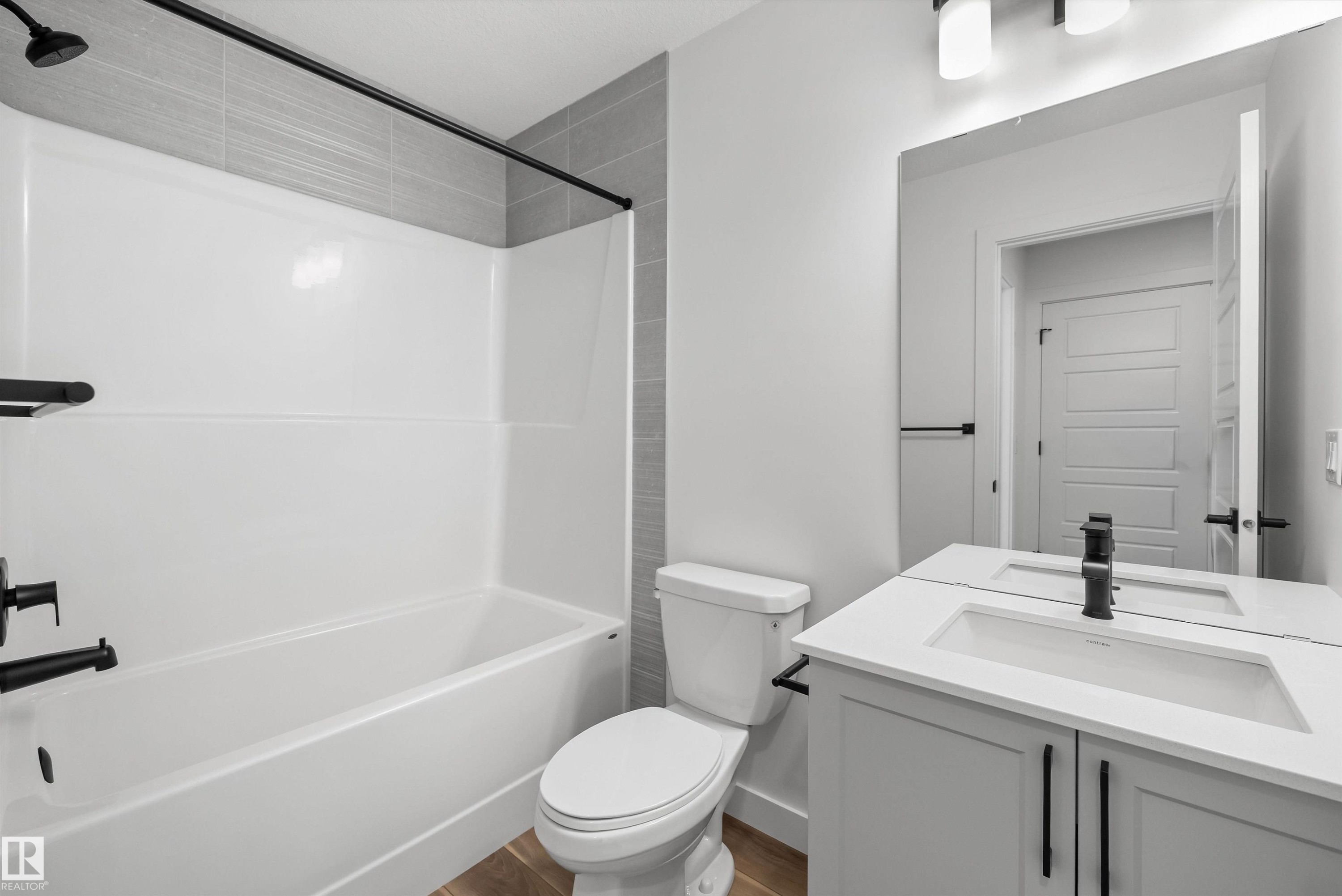 19111 20 Avenue, Edmonton, AB - Indoor Photo Showing Bathroom