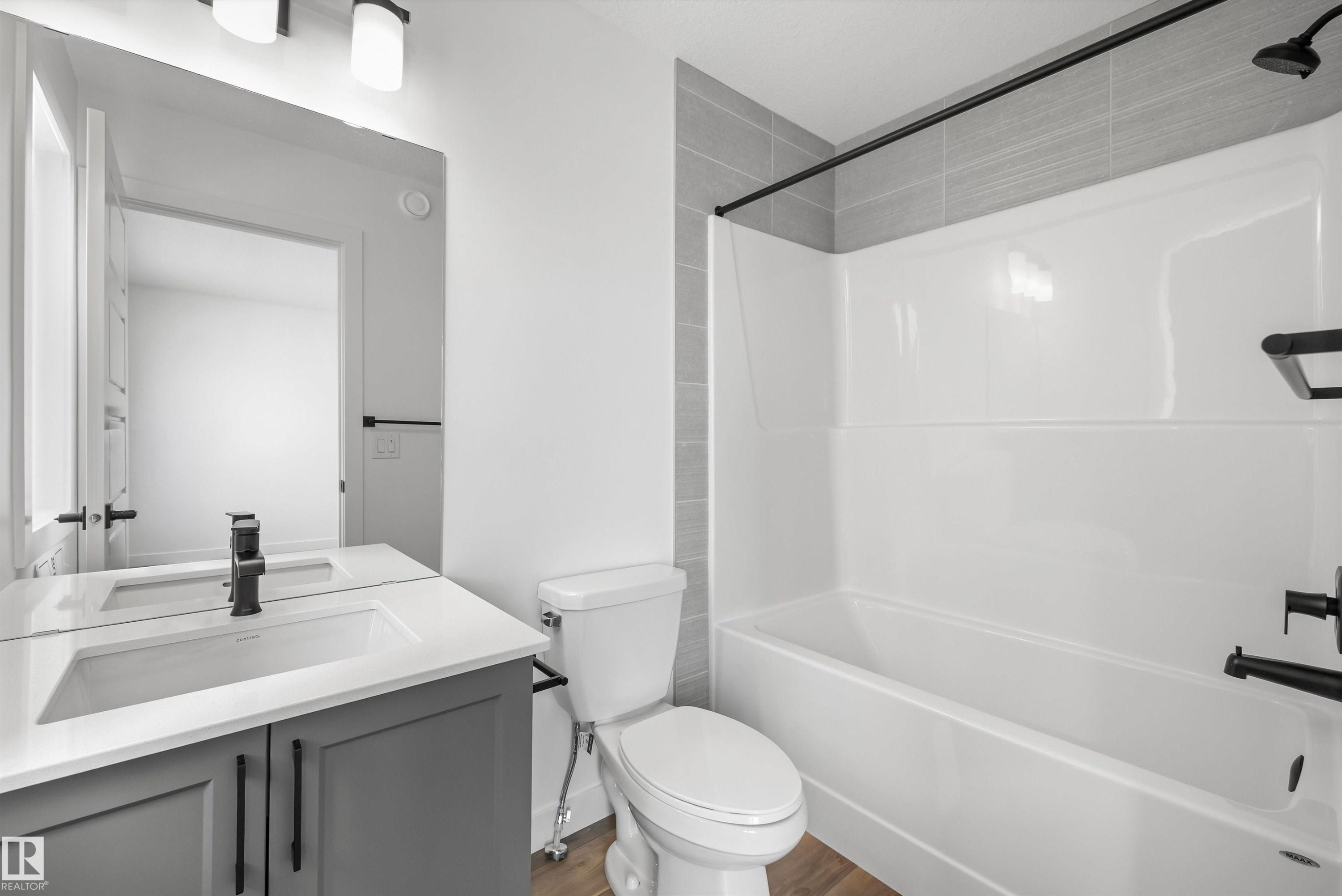 19111 20 Avenue, Edmonton, AB - Indoor Photo Showing Bathroom