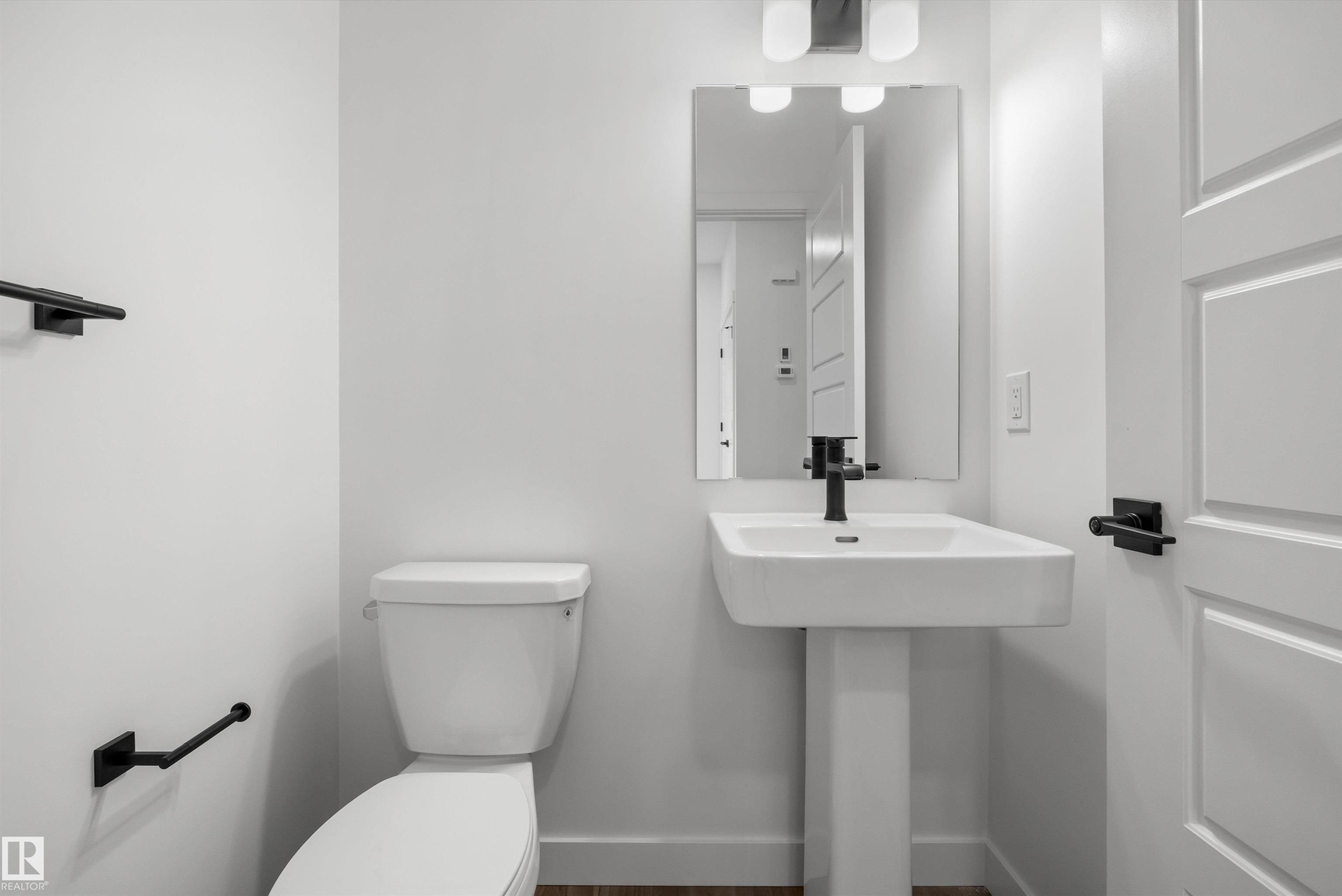 19111 20 Avenue, Edmonton, AB - Indoor Photo Showing Bathroom