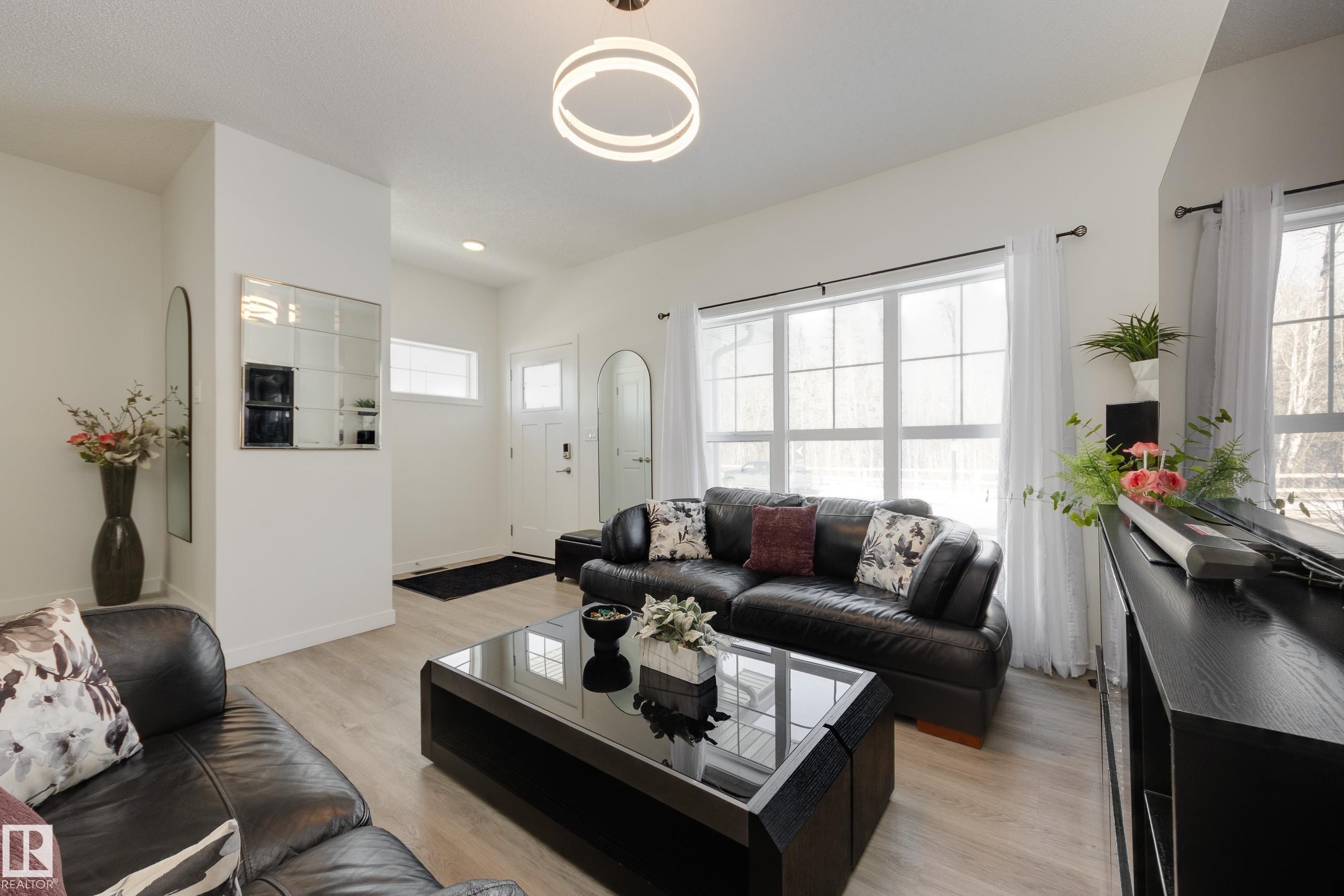 5181 Edgemont Boulevard, Edmonton, AB - Indoor Photo Showing Living Room