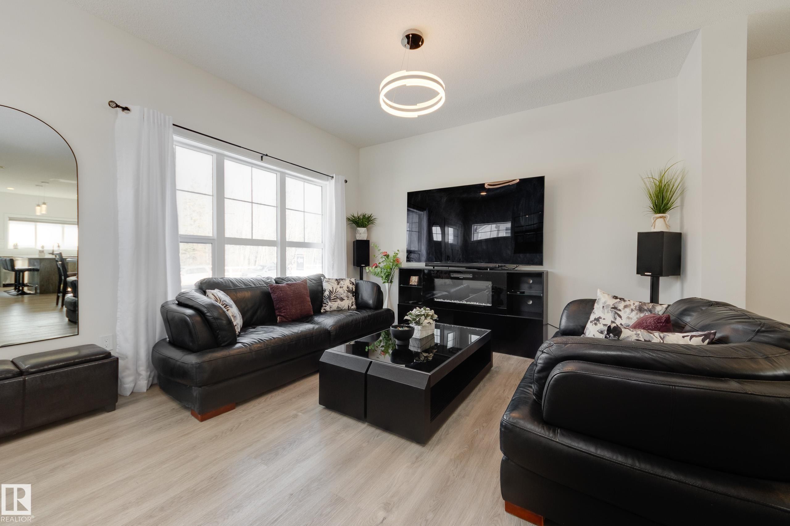 5181 Edgemont Boulevard, Edmonton, AB - Indoor Photo Showing Living Room