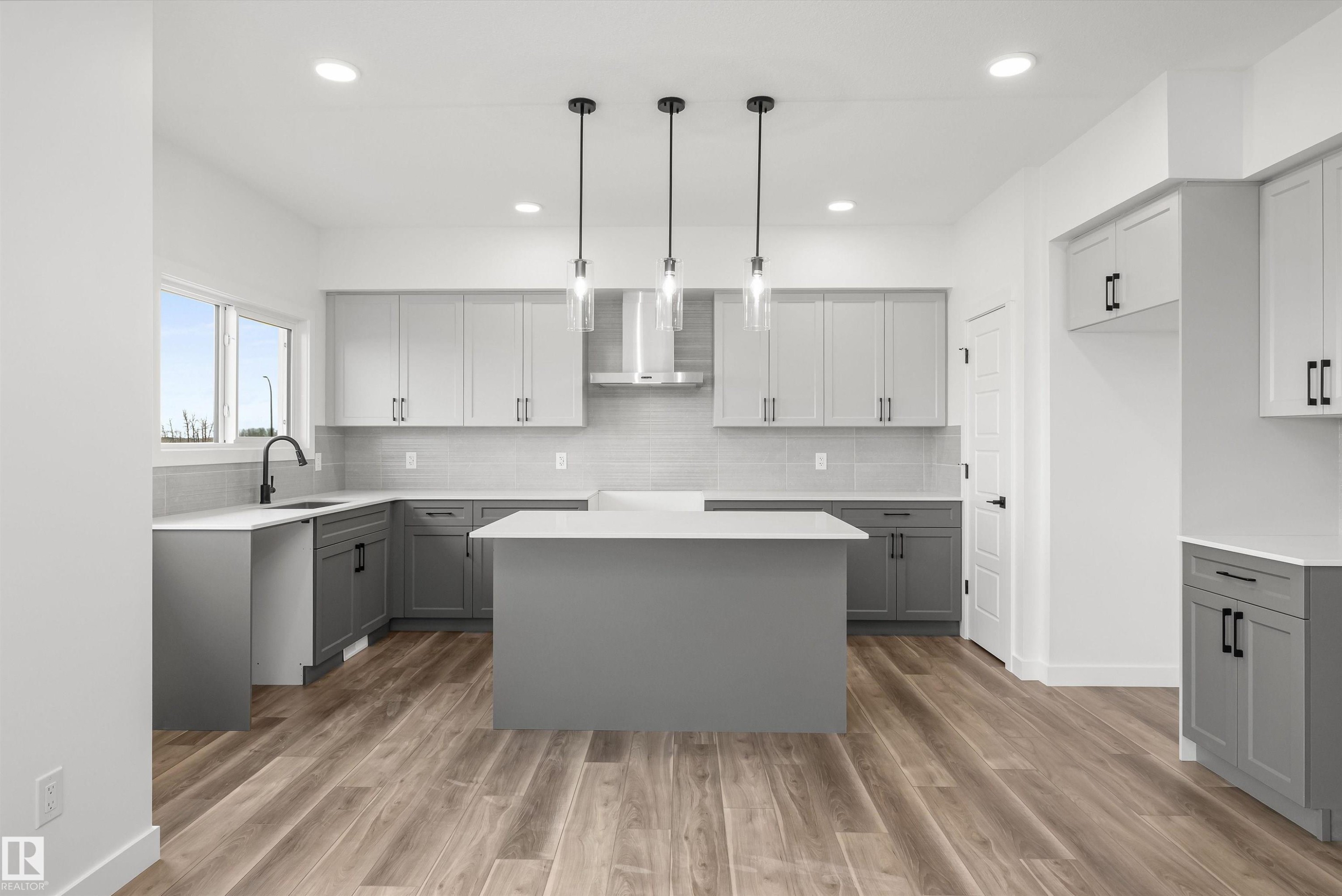 19115 20 Avenue Nw, Edmonton, AB - Indoor Photo Showing Kitchen With Upgraded Kitchen