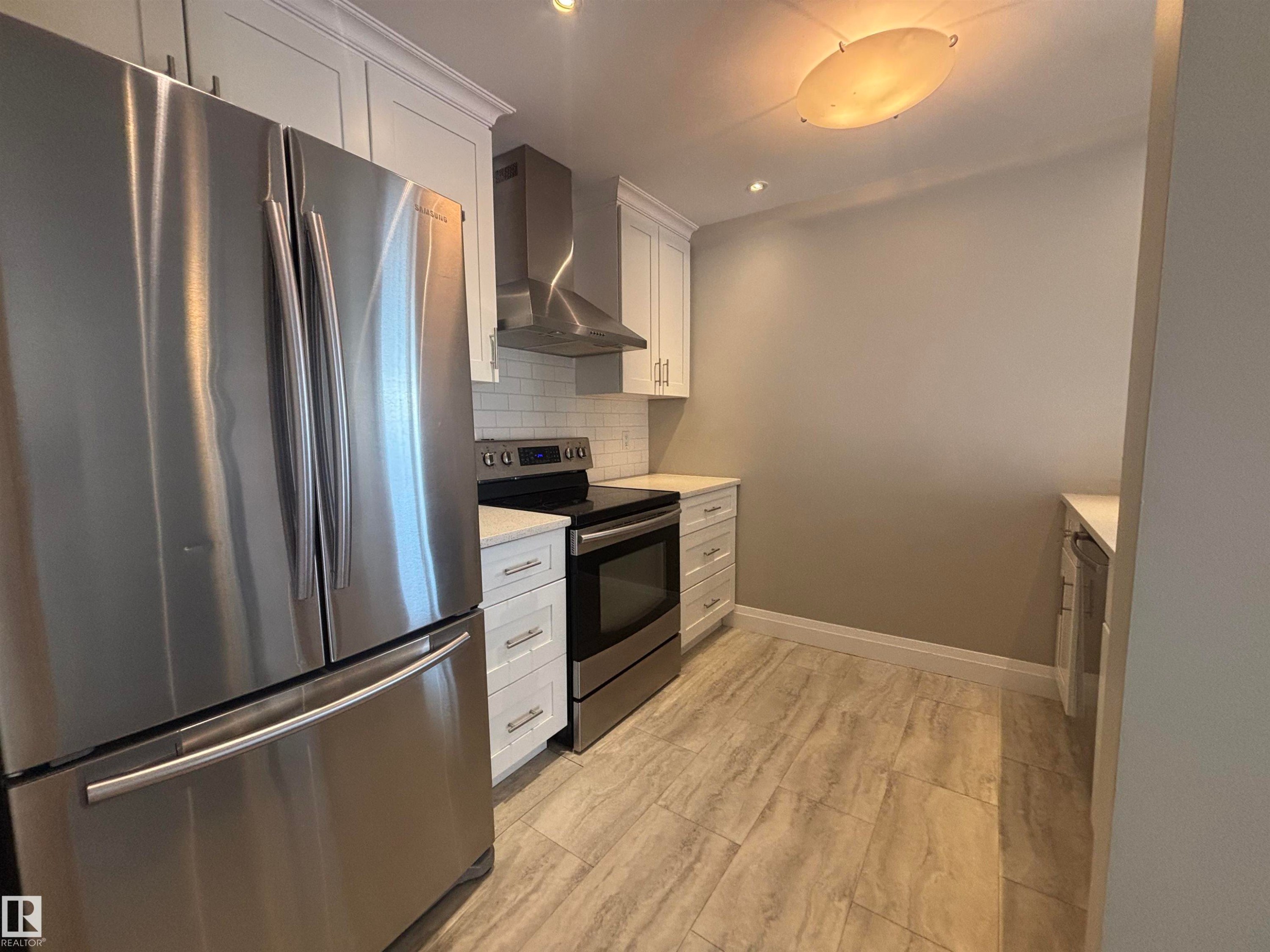 5979 40 Avenue, Edmonton, AB - Indoor Photo Showing Kitchen