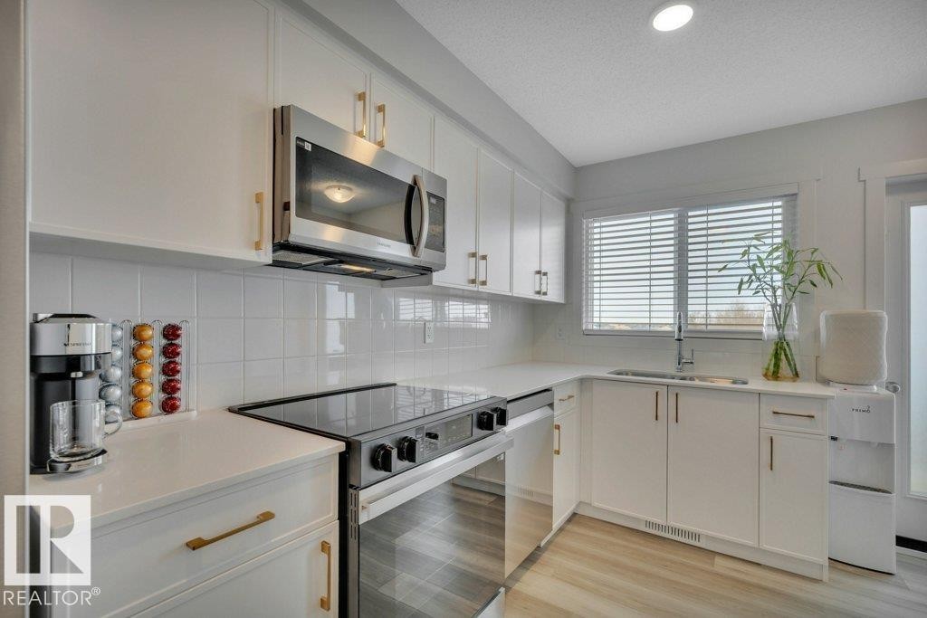 28 850 Secord Boulevard, Edmonton, AB - Indoor Photo Showing Kitchen