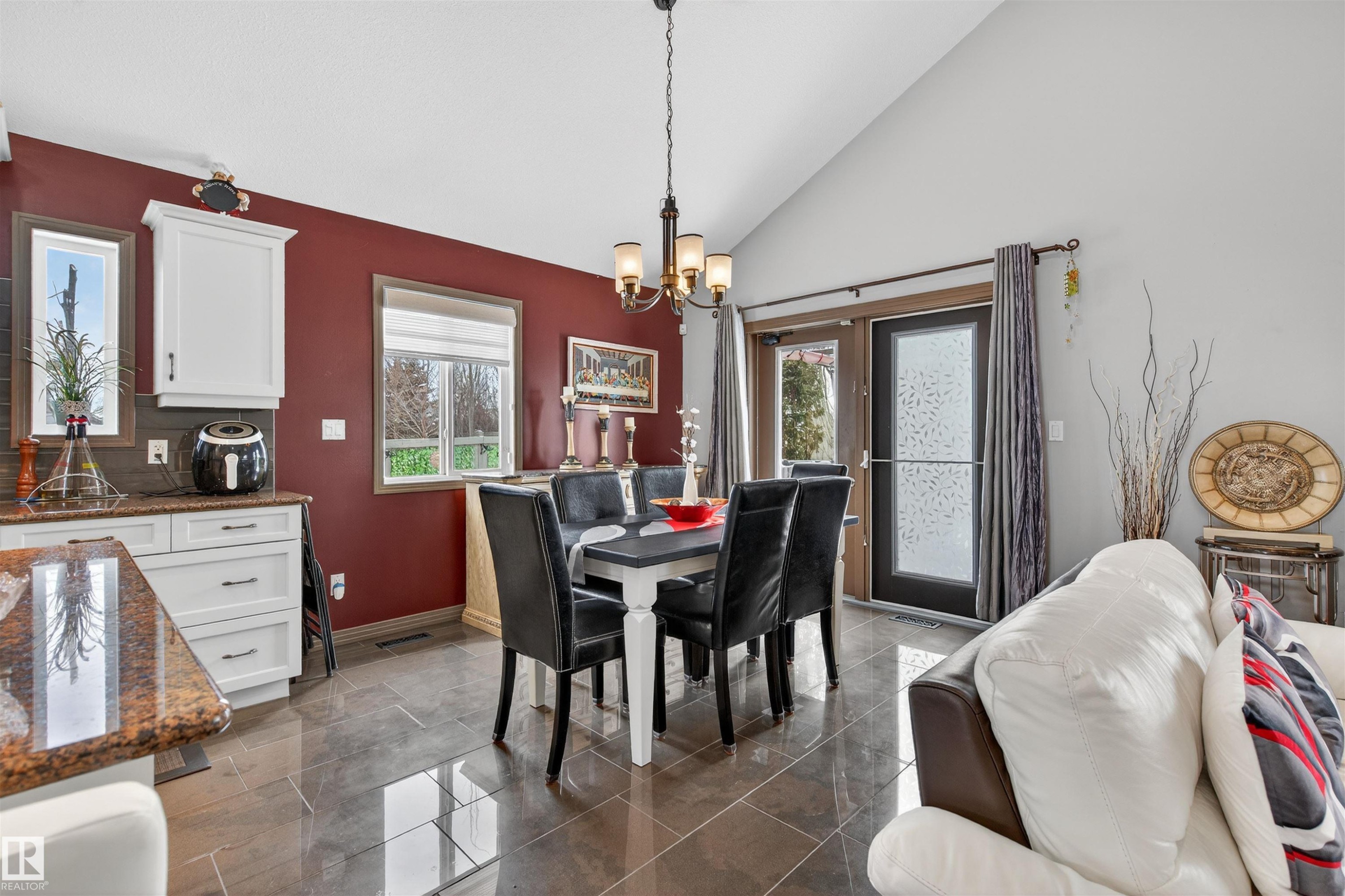 1213 Cunningham Drive, Edmonton, AB - Indoor Photo Showing Dining Room