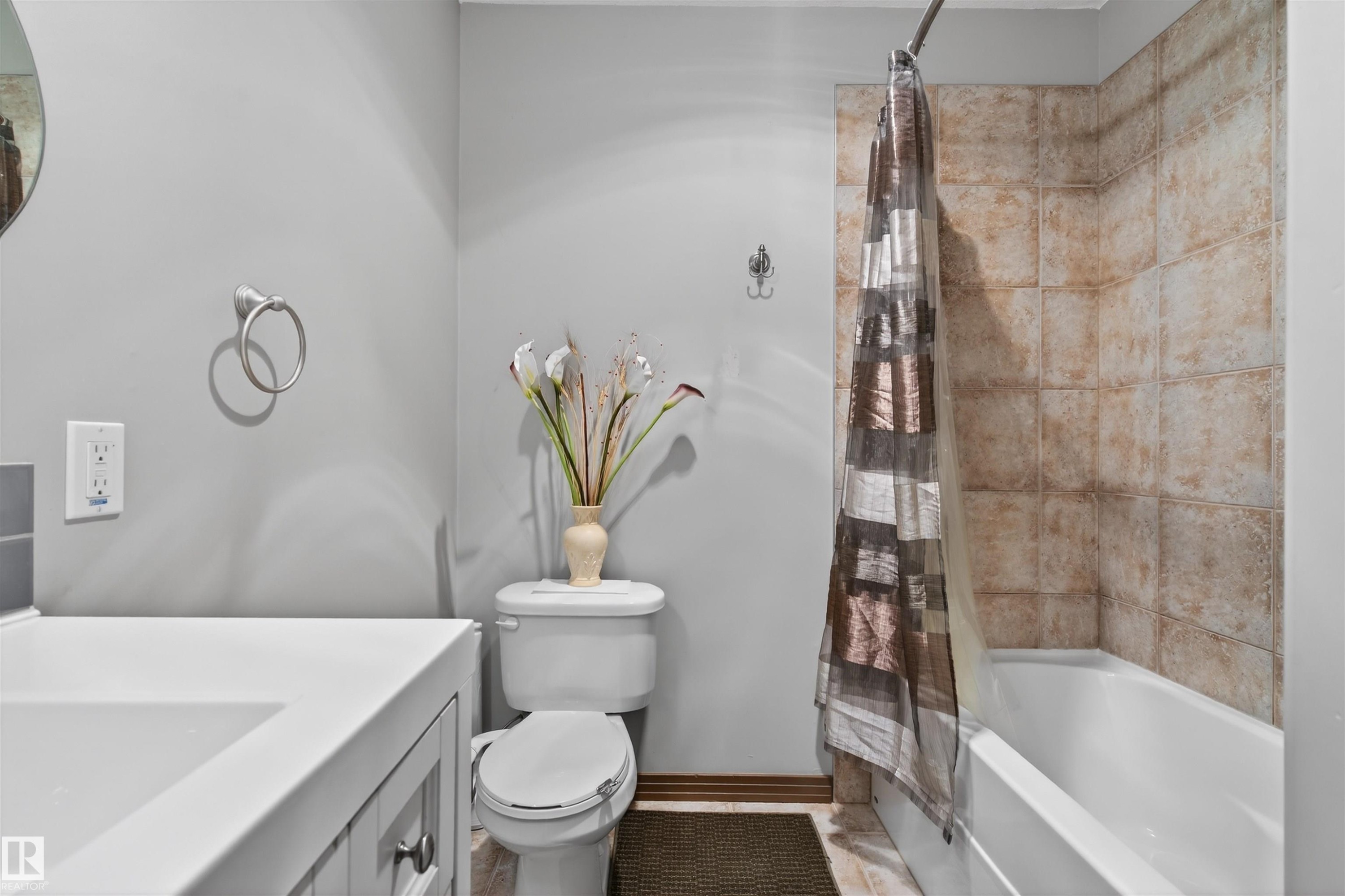 1213 Cunningham Drive, Edmonton, AB - Indoor Photo Showing Bathroom