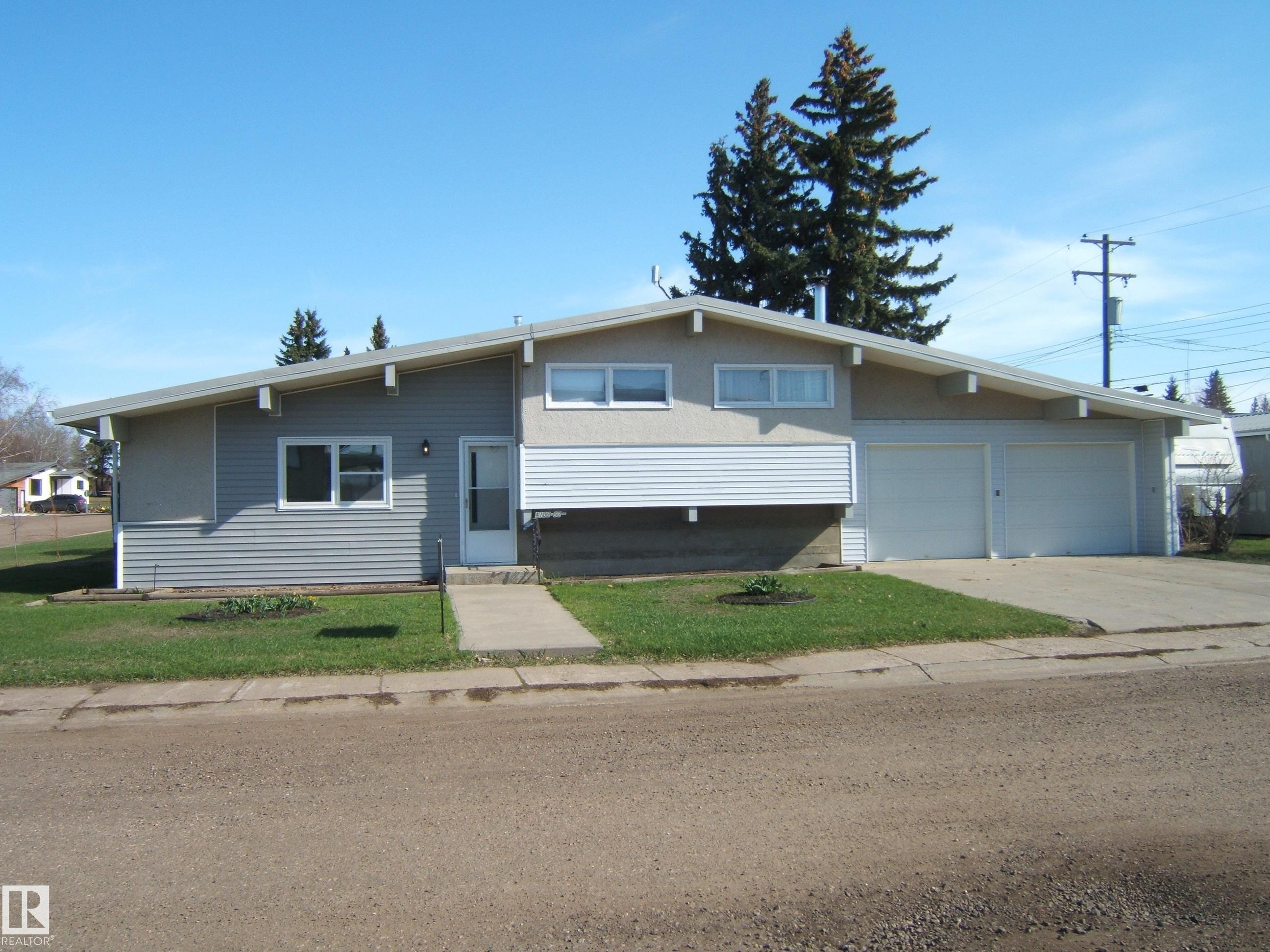 Split-level residence featuring a gray siding and stucco exterior - 4702 52 Avenue, Two Hills, AB - Outdoor