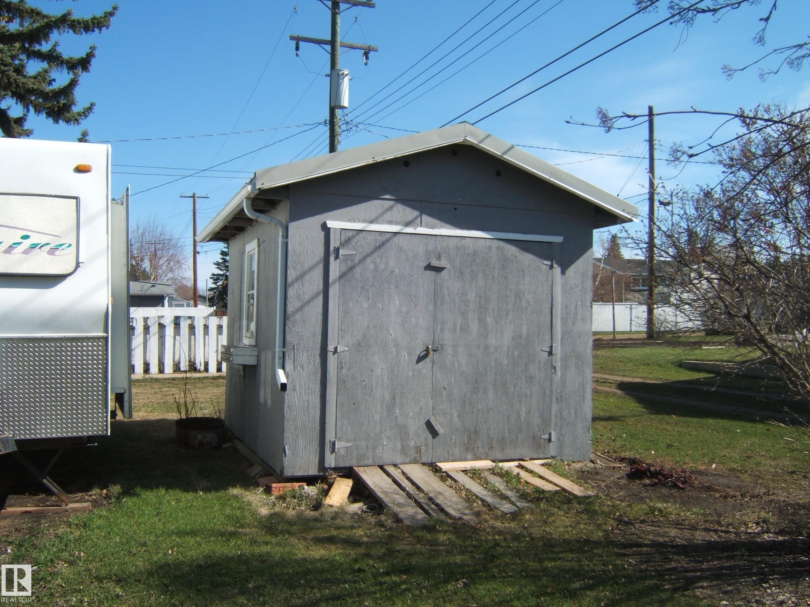 Image quality insufficient for description - 4702 52 Avenue, Two Hills, AB - Outdoor