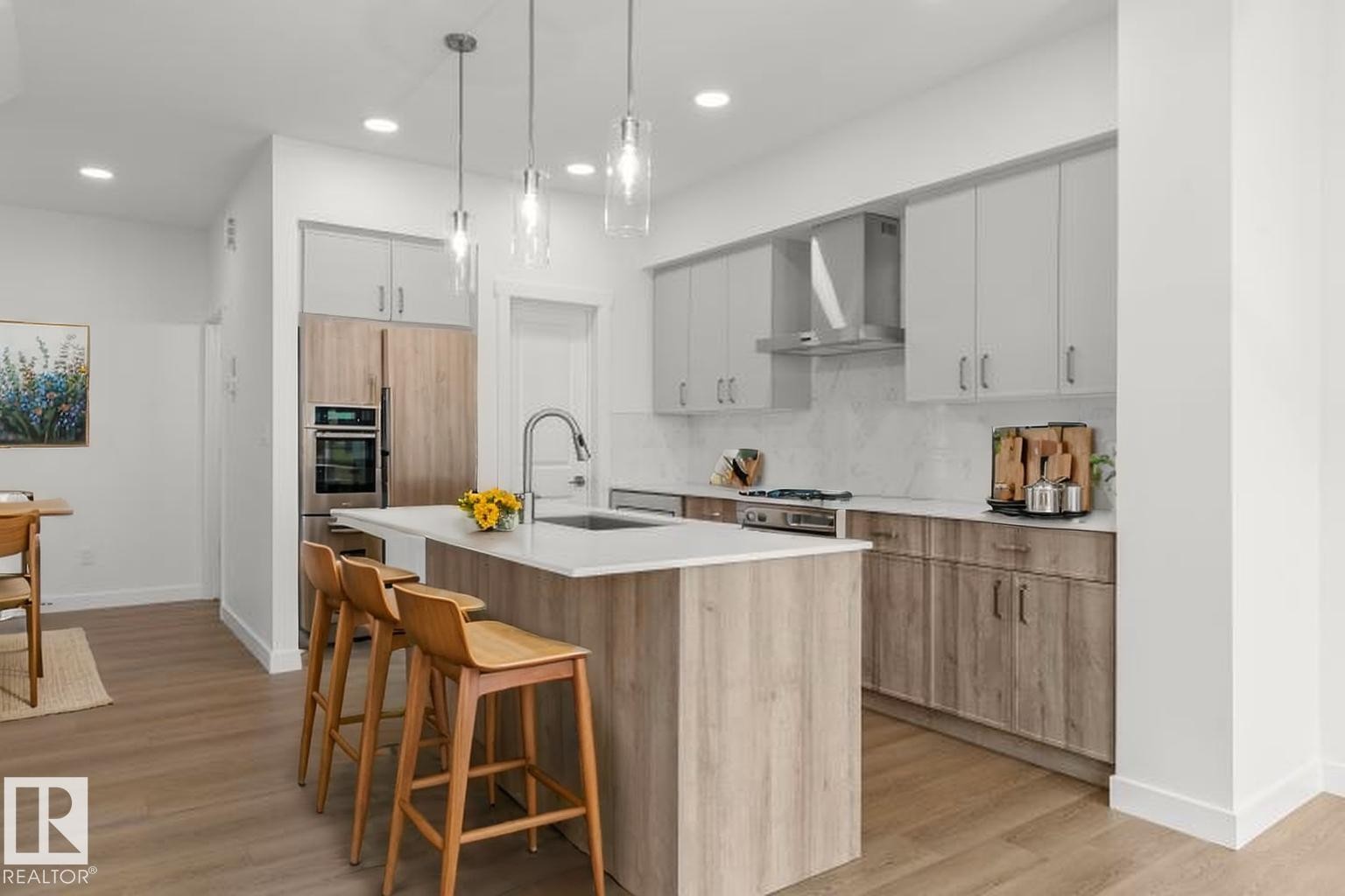 924 18 Avenue, Edmonton, AB - Indoor Photo Showing Living Room With Fireplace